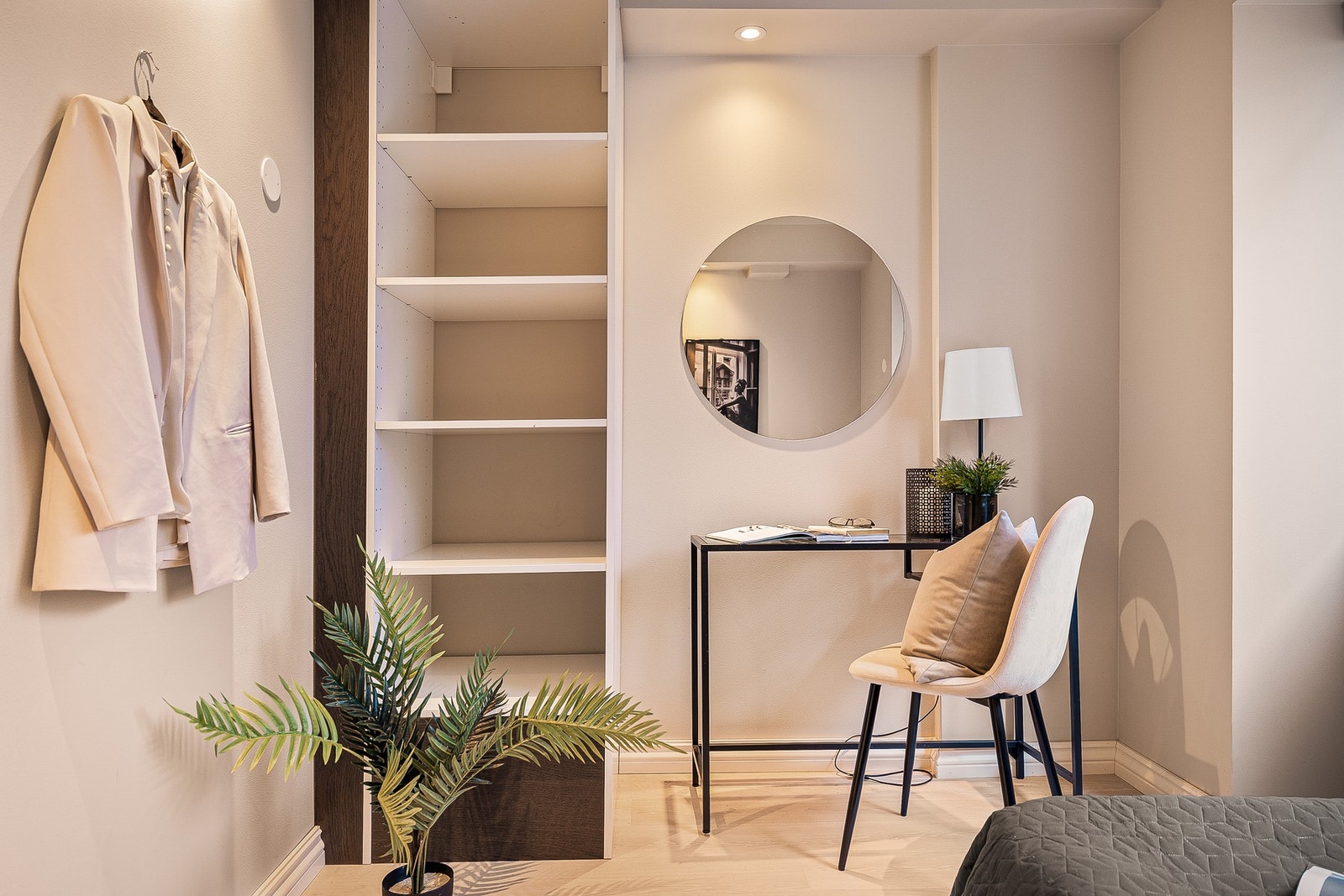 - Soverom nummer to har også god størrelse med hylleløsning, og egner seg godt som kombinert gjesterom og hjemmekontor - Galleribilde