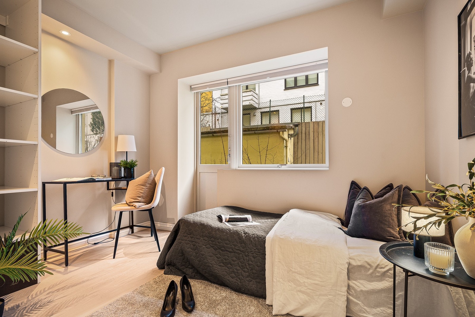 - Fra dette rommet er det utgang til en stor uteplass - Galleribilde