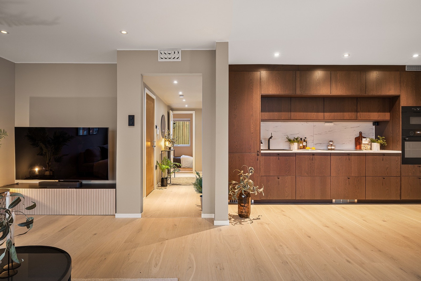 - Spotlights i alle rom bidrar til et helhetlig og stilrent uttrykk, samtidig som boligen oppleves lys og trivelig - Galleribilde