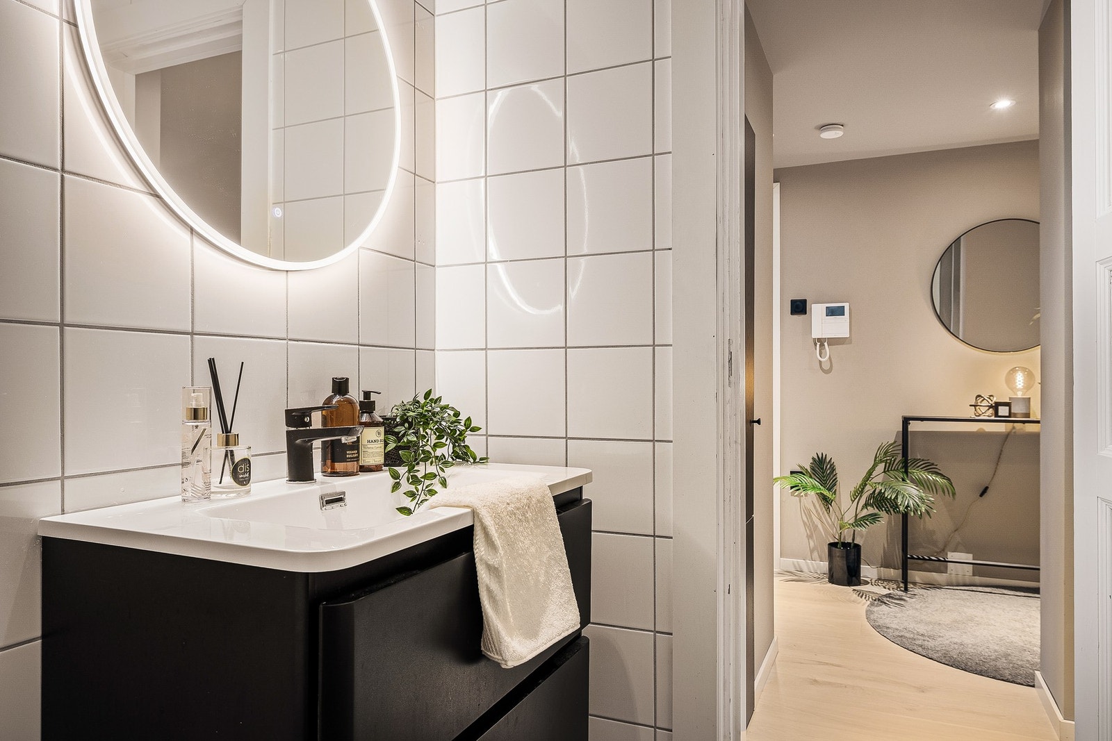 - Badet ble oppgradert i 2013 og har varmekabler i gulvet som gir god komfort - Galleribilde