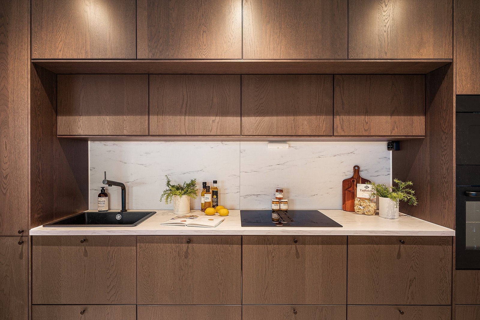 - Her er det integrerte hvitevarer som stekeovn, micro, induksjonstopp, oppvaskmaskin samt kjøl- og fryseskap - Galleribilde