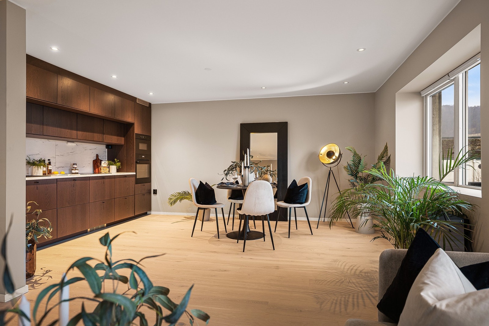 - Stuen har en god og romslig utforming med naturlige soner for både sofagruppe og spisebord - Galleribilde