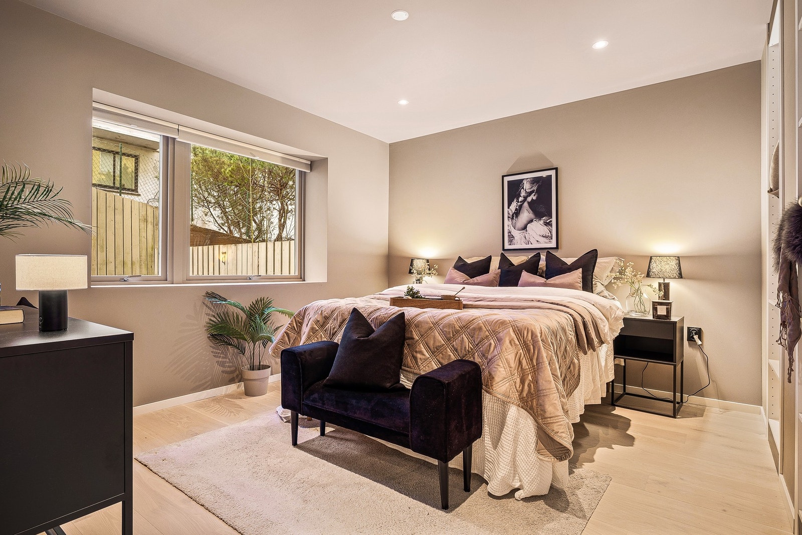 - Hovedsoverommet er romslig og har pen garderobeløsning - Galleribilde