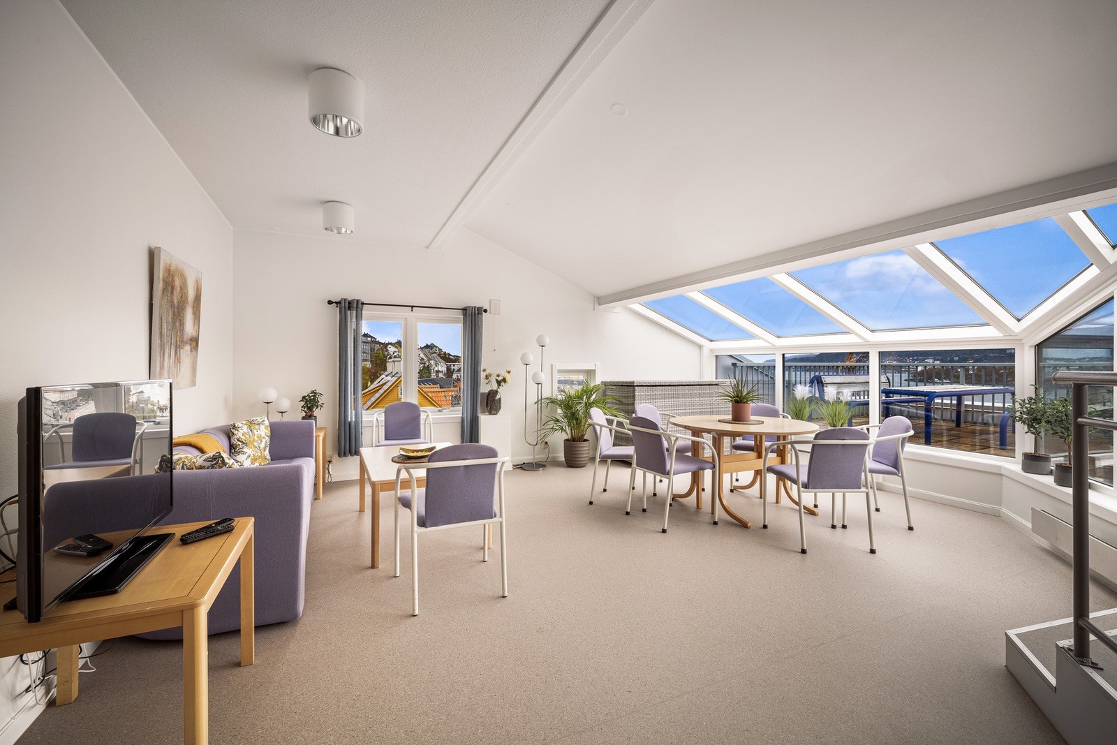 Her møtes beboere på formiddagstreff for en hyggelig prat Galleribilde