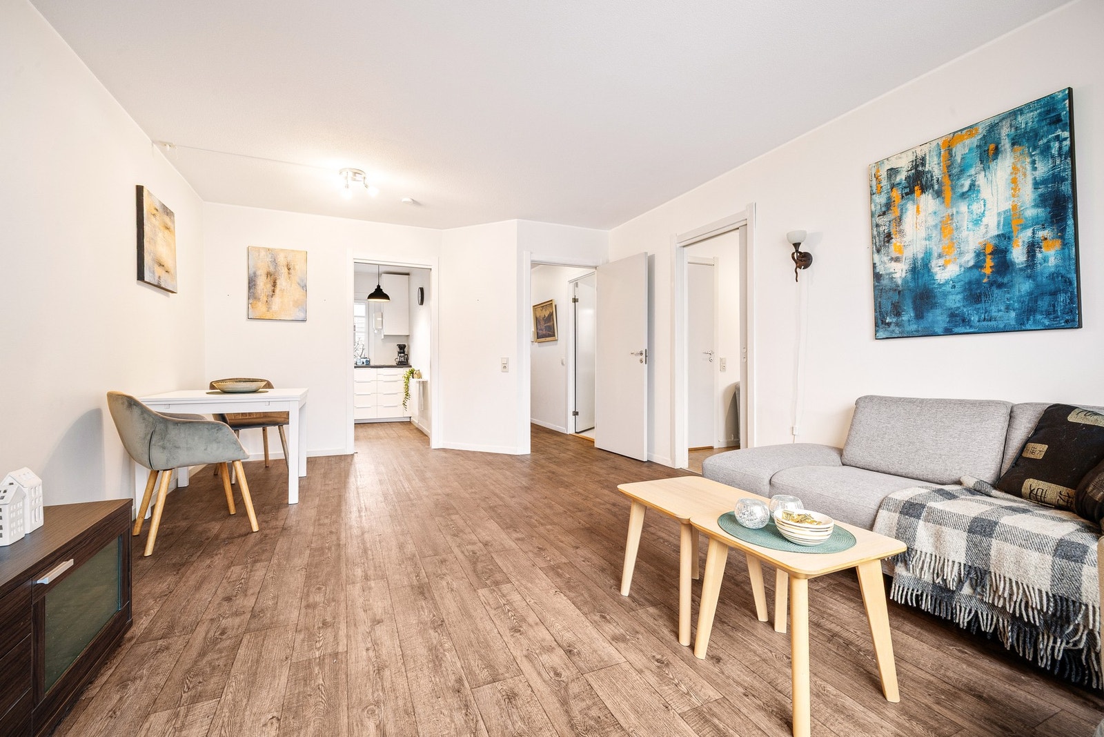 Stuen er stor nok til både sofakrok og spisestue for å by gjester på en kopp kaffe Galleribilde