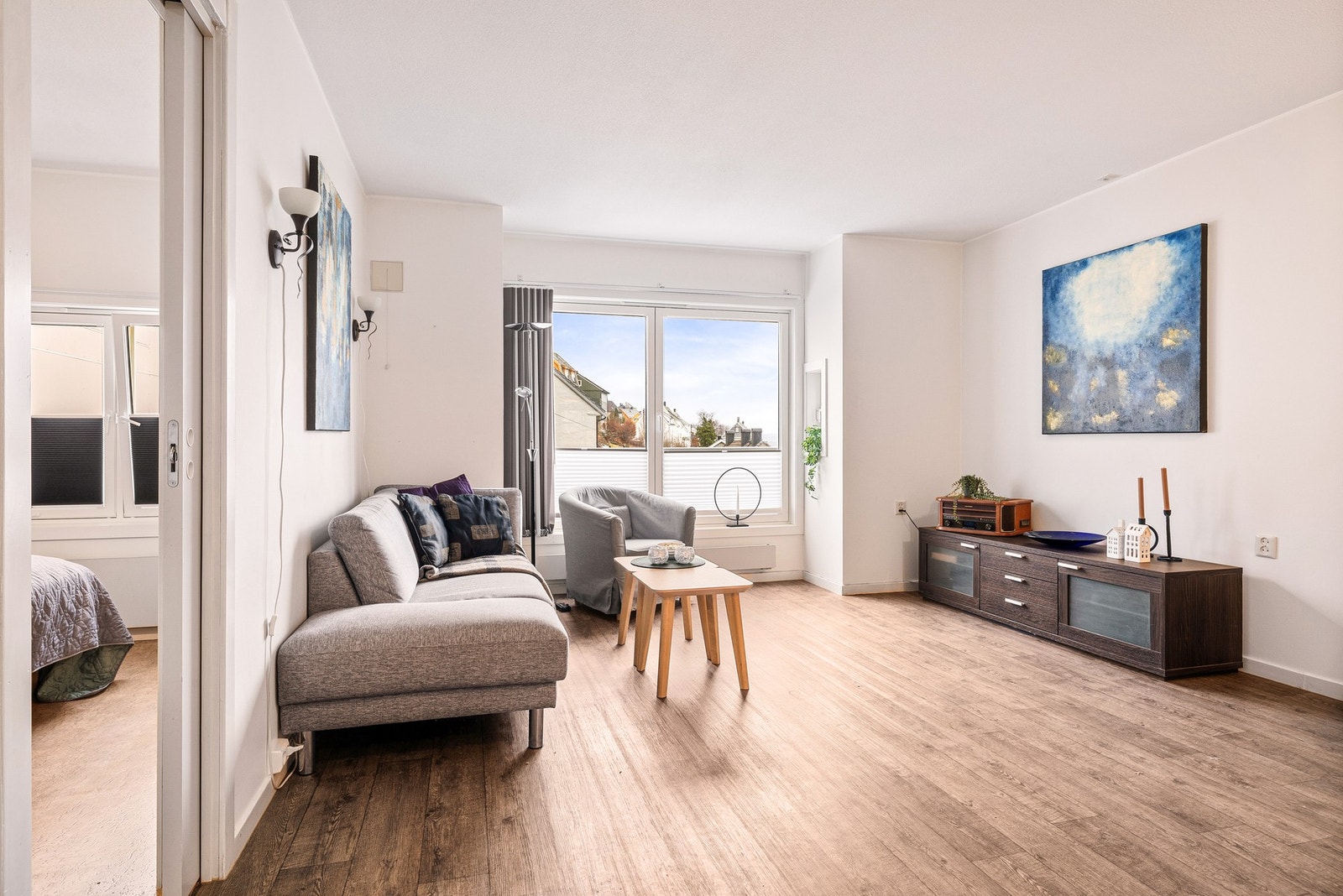 Leiligheten ligger i 3. etasje med heisadkomst, og borettslaget tilbyr flotte fellesfasiliteter som takterrasse på 48 m², fellesstuer med vinterhage og selskapslokale Galleribilde