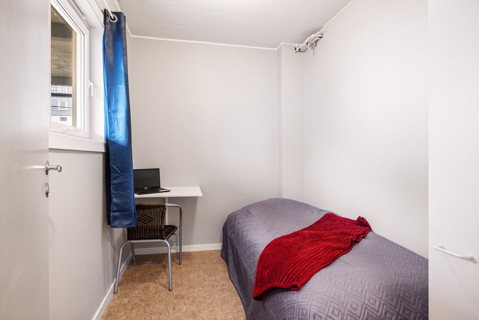 Det ene soverommet er inntegnet som bod i byggetegningene, men benyttes i dag som gjesterom og måler 5,8 m² Galleribilde