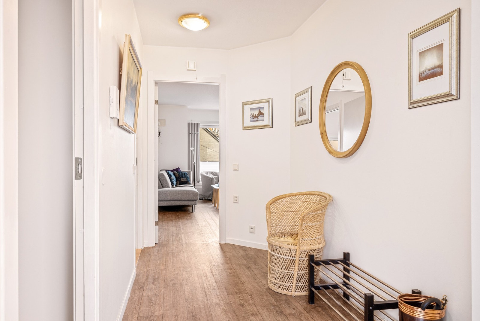 Her får man et godt førsteinntrykk når man kommer inn - en bolig hvor man bor godt og komfortabelt med alt i nærheten Galleribilde