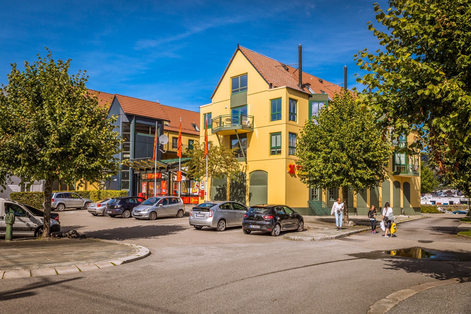 Daglige handleturer kan gjøres på Kiwi på Hamrehjørnet eller Coop Extra Damsgård, som begge ligger kun få minutter unna Galleribilde