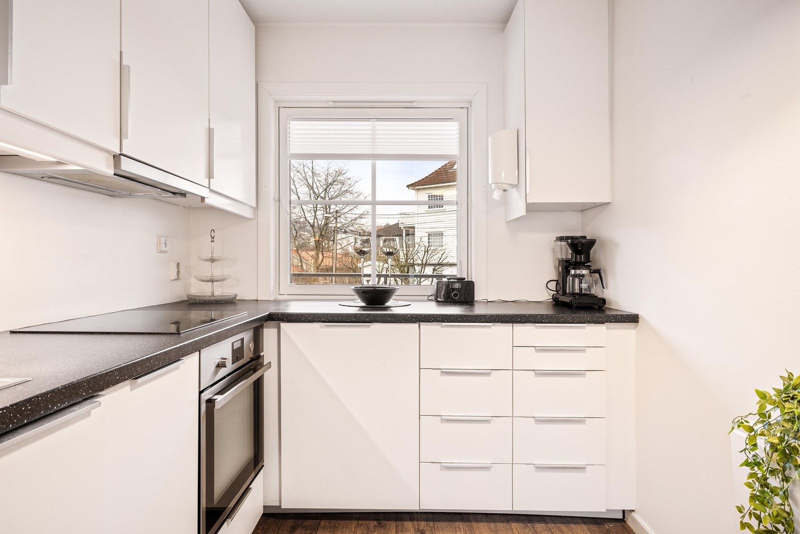 Integrerte hvitevarer er induksjonsplatetopp, stekeovn og oppvaskmaskin Galleribilde