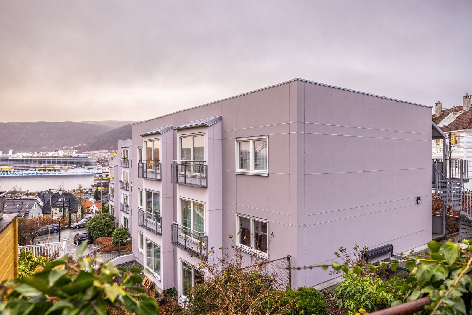 Et sjeldent godt sted å bo for deg som verdsetter en praktisk hverdag og et meget koselig bomiljø Galleribilde