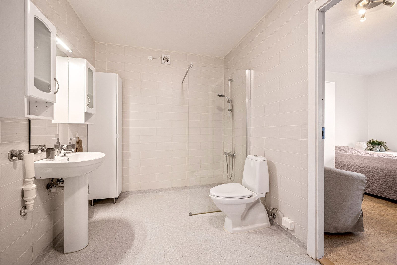 Bad/vaskerom på 6,2 m² med varmekabler i gulv, dusj og opplegg for vaskemaskin Galleribilde