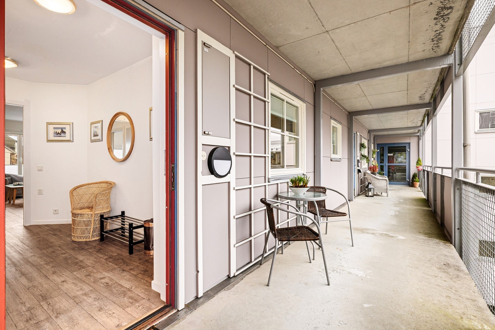 Utsikt mot stille bakhage ved inngangspartiet til leiligheten Galleribilde