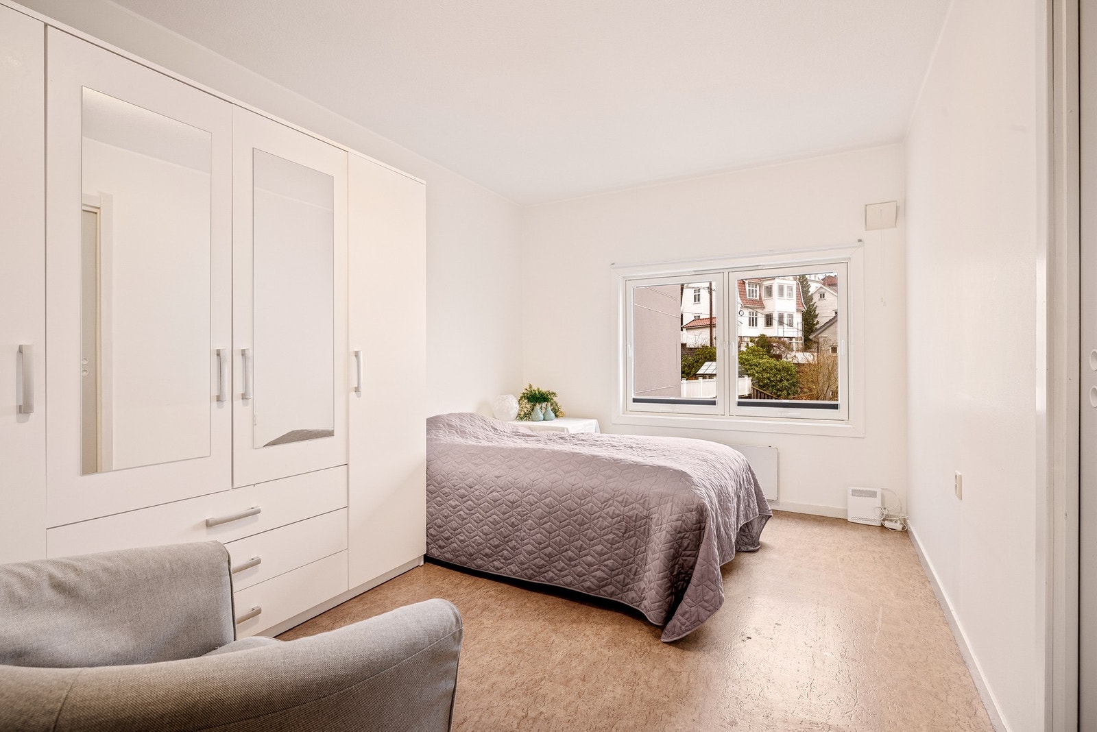 Stort soverom på 11,6 m² med rikelig naturlig lysinnslipp Galleribilde