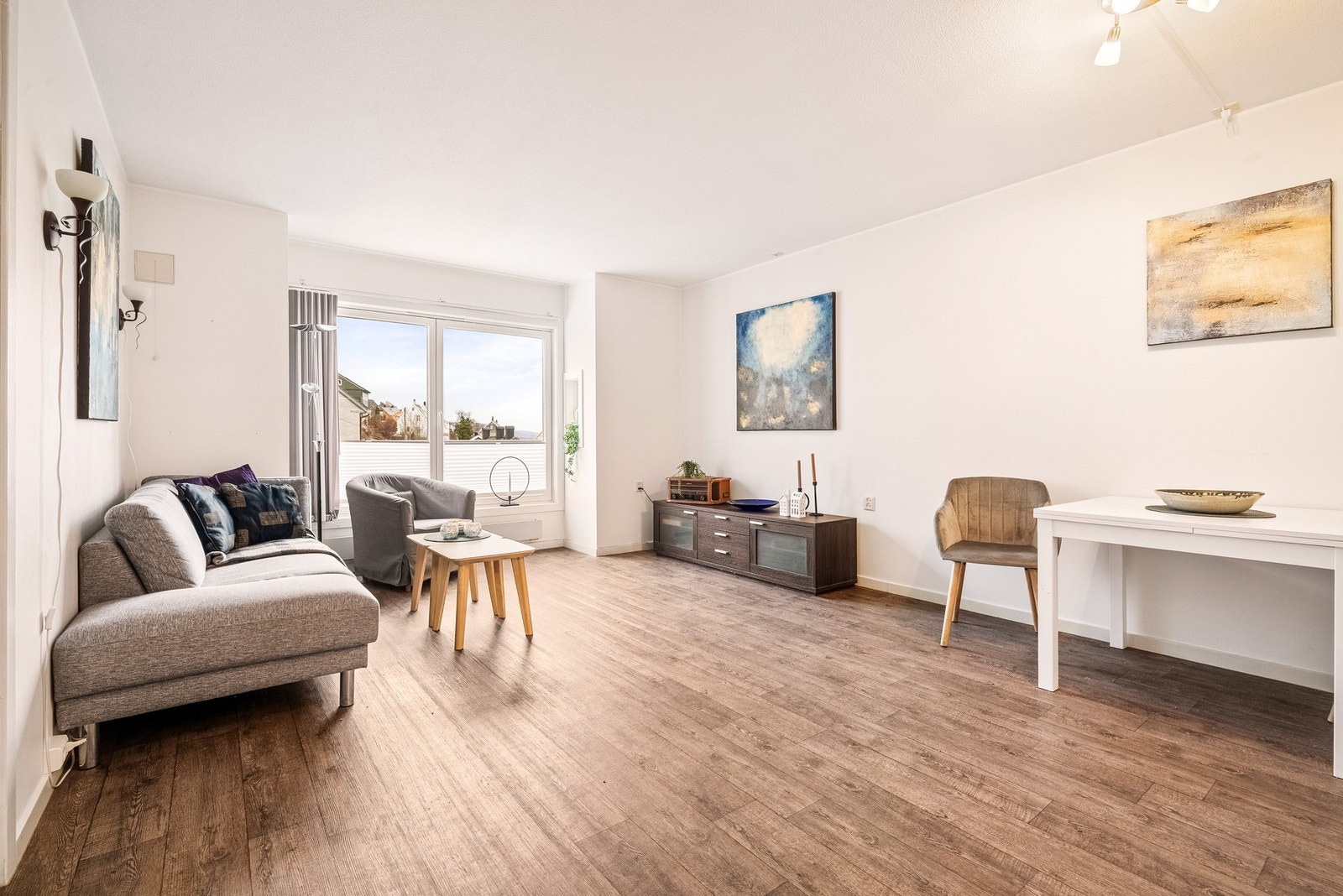 Leiligheten har fått flere oppgraderinger de senere årene, blant annet nye vinduer i 2024, nytt kjøkken i 2015 og nye gulv i gang, stue og kjøkken fra samme år Galleribilde