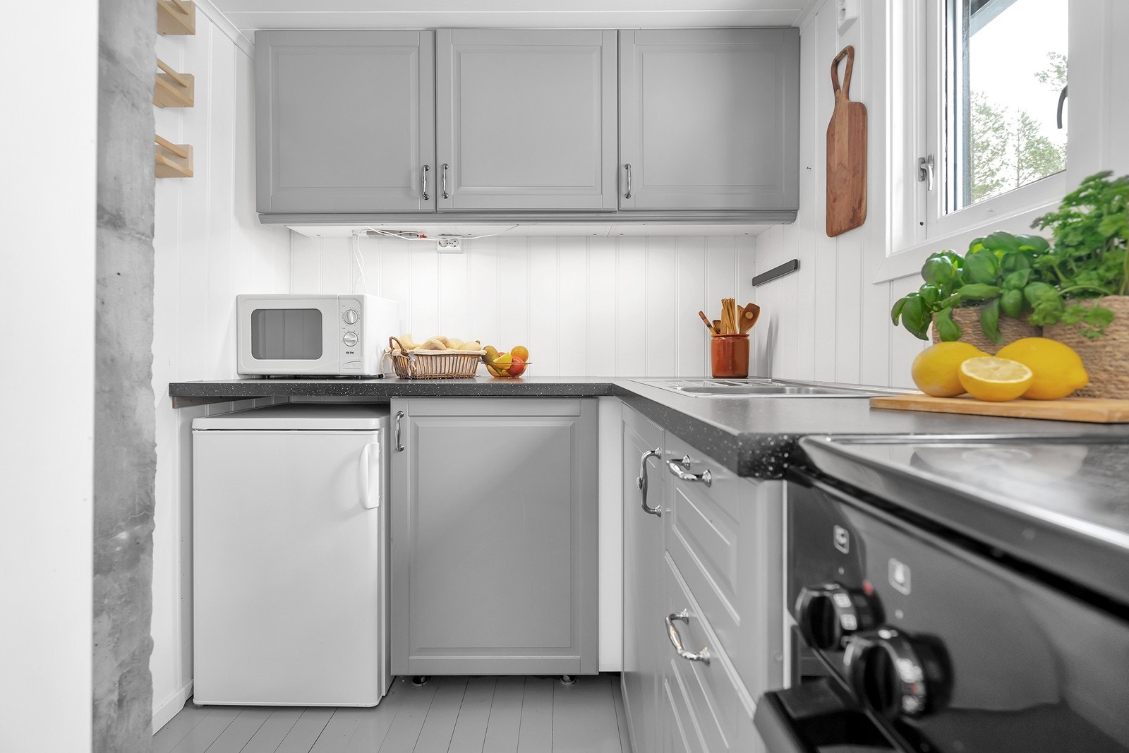 Rør ligger klart under vask. Dersom man ønsker å legge inn vann fra brønn. Galleribilde