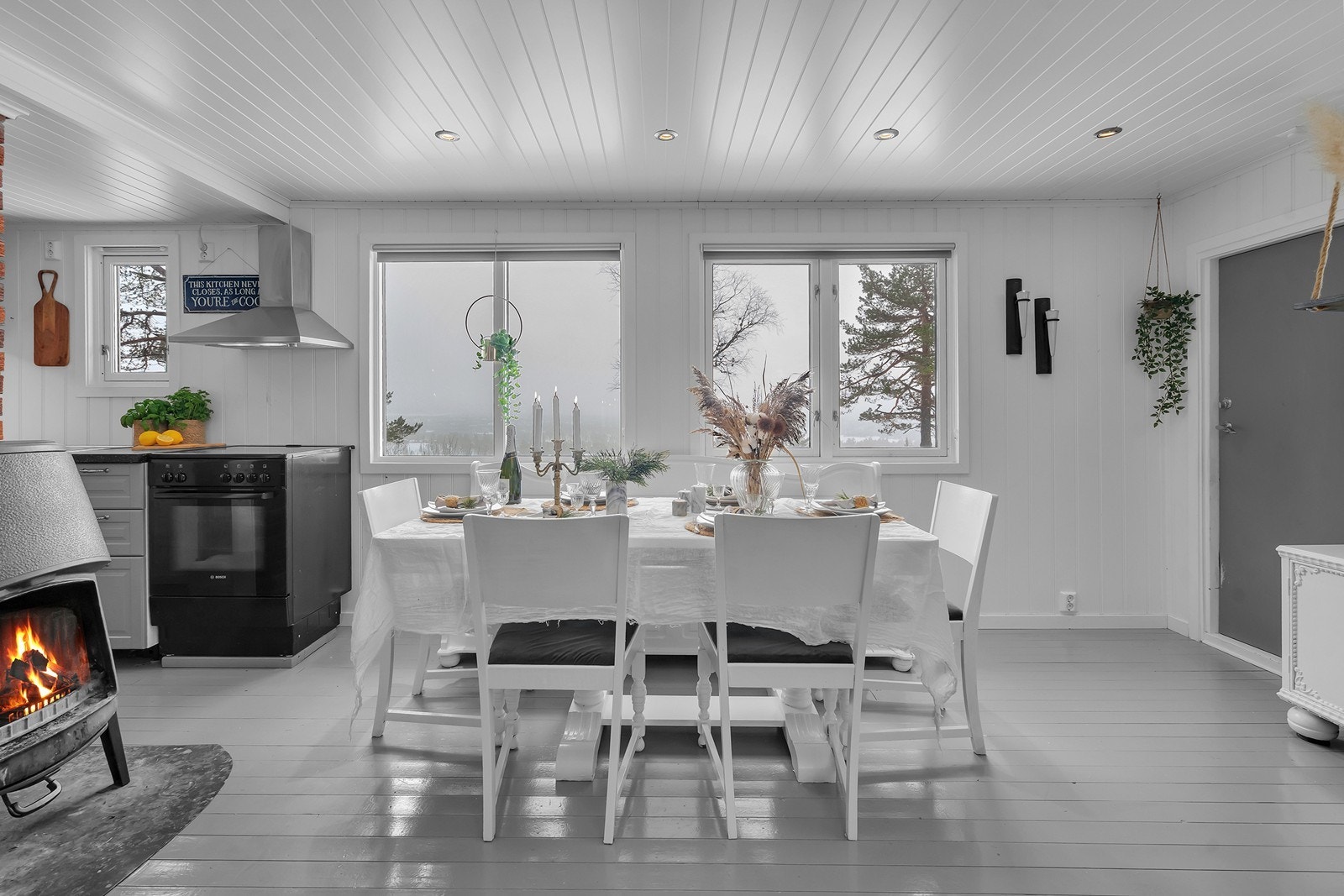 Spisestue og kjøkken, med utsikt Galleribilde