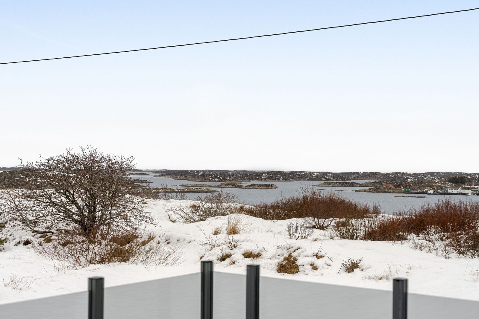 Fritidsboligen ligger i naturskjønne omgivelser med fin utsikt mot Kvaløya og fjorden. Galleribilde