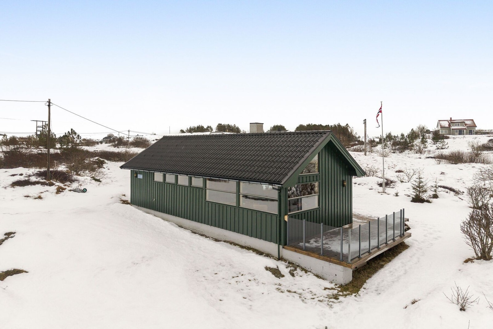 Terrassen går rundt store deler av hytta og har glassrekkverk som setter et eksklusivt preg. Galleribilde