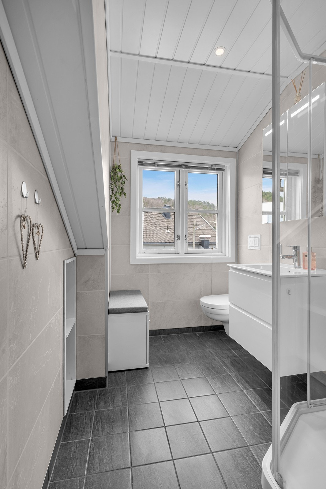 Bad med dusjkabinett og opplegg til vaskemaskin. Galleribilde