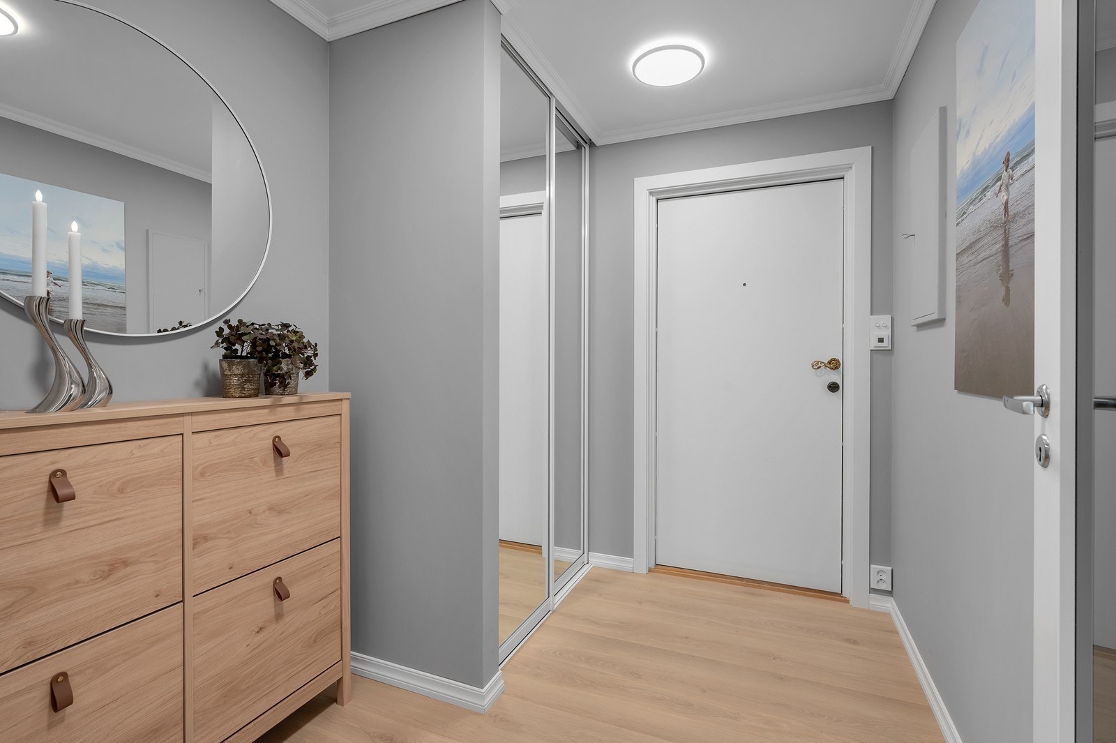 Flott gang med skyvedørsgarderobe. Galleribilde