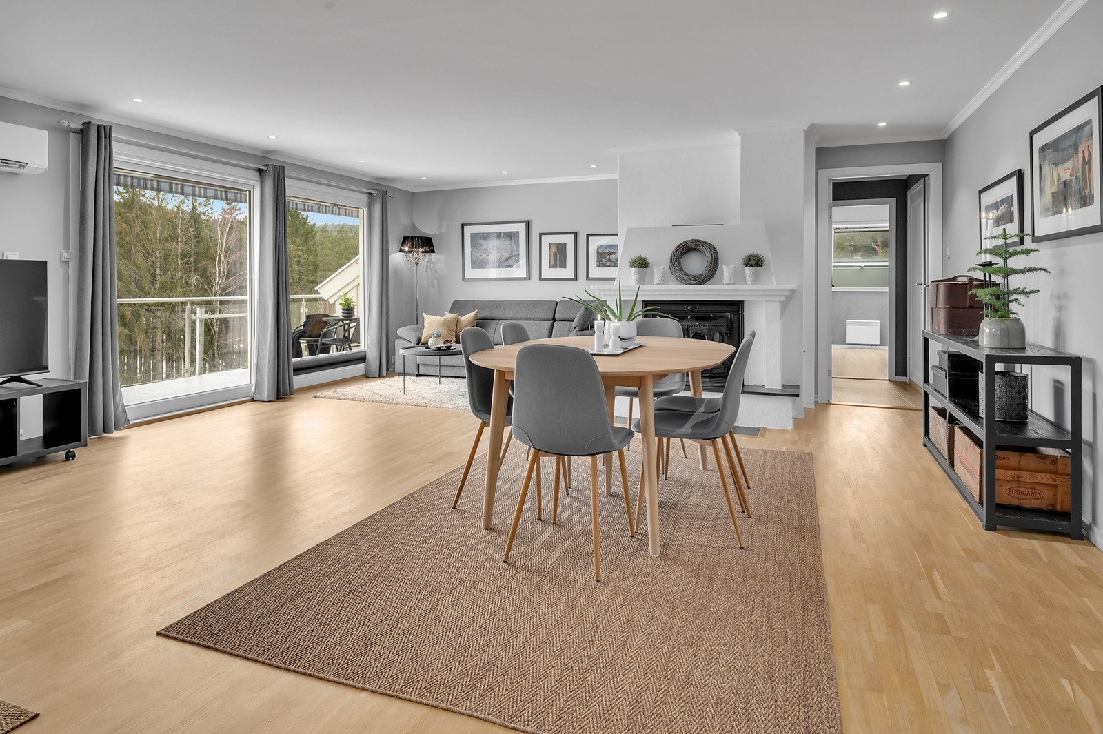 Romslig stue med mange innredningsmuligheter! Peisovn! Galleribilde