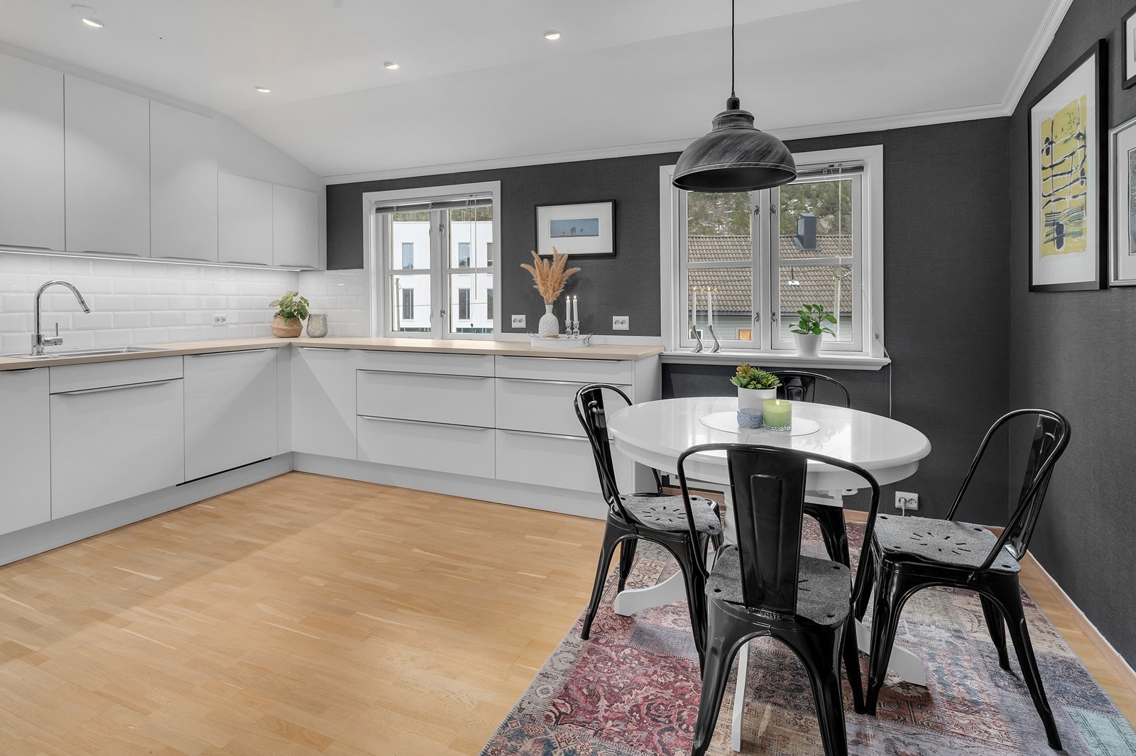 Romslig rom med egen plass til kjøkkenbord/spisebord. Galleribilde