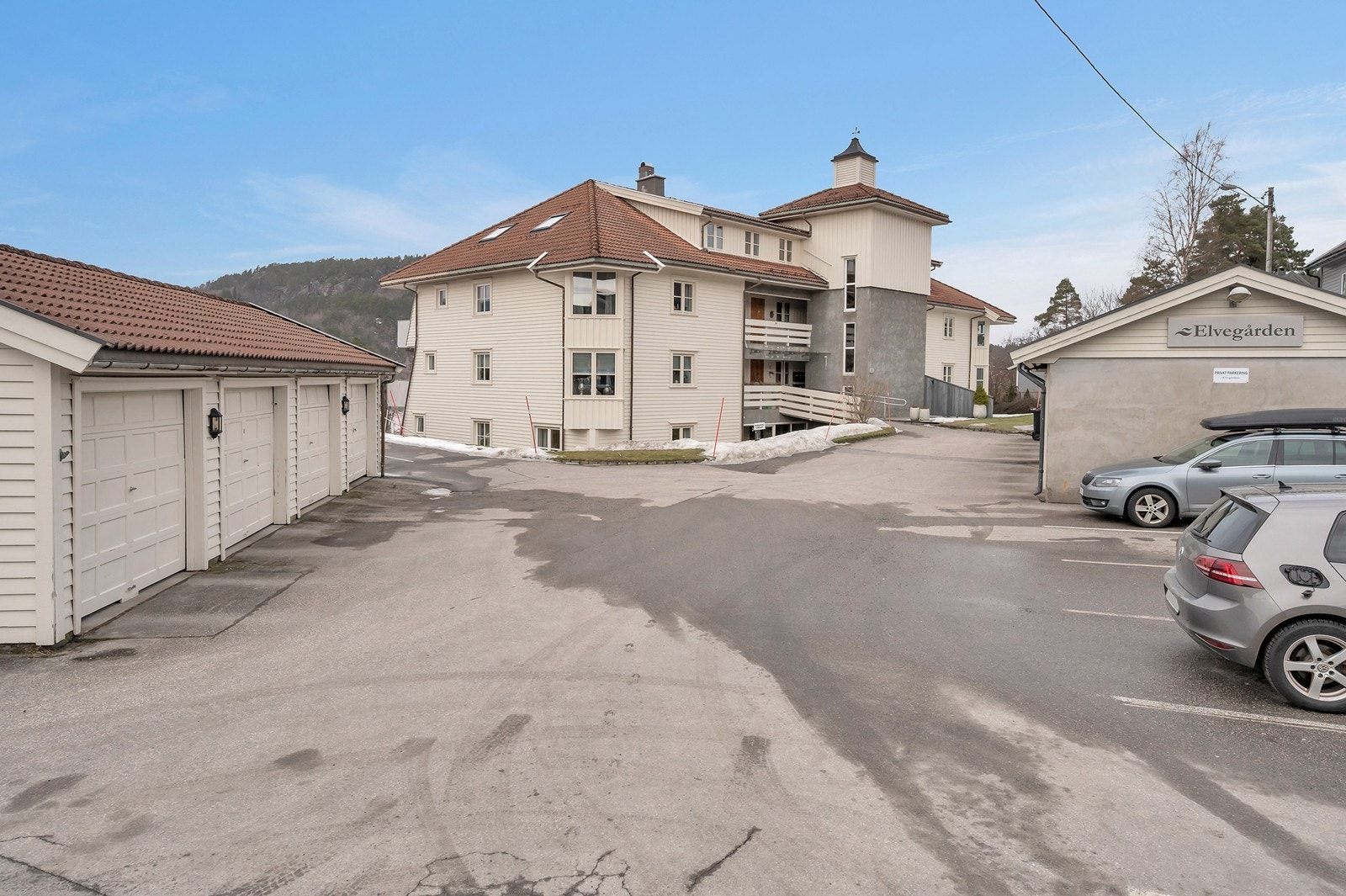 Egen fast parkeringsplass til leiligheten. Galleribilde