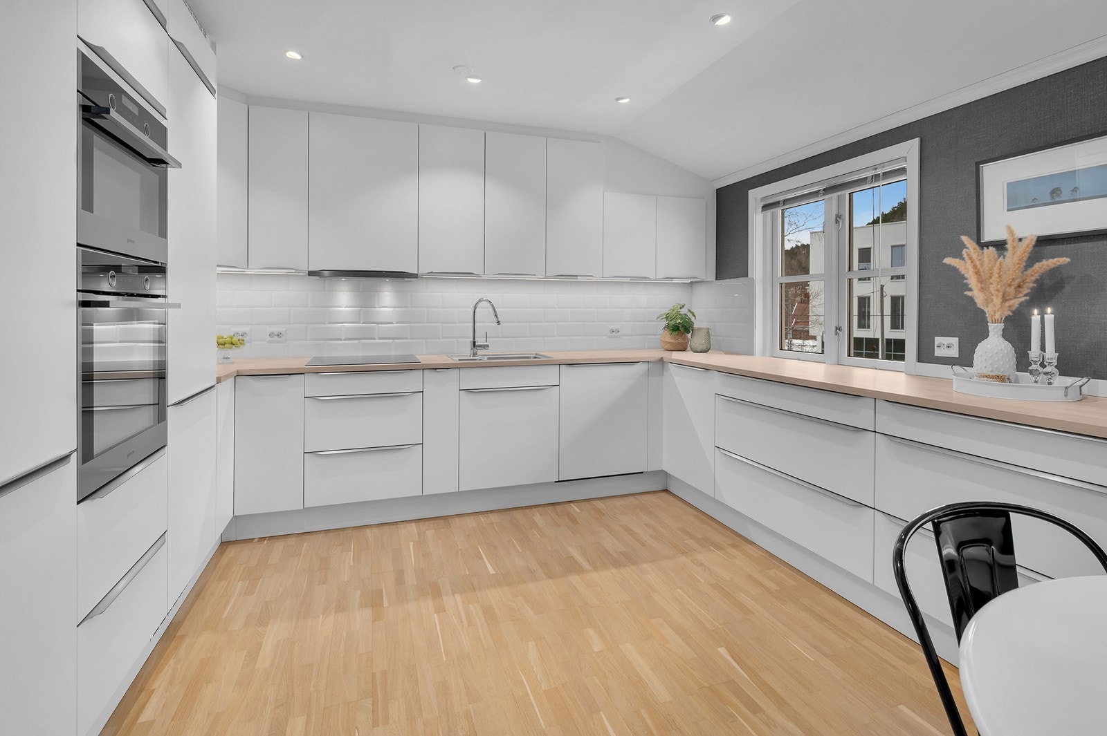 Stort Sørlandskjøkken fra 2021 med godt med benkeplass. Galleribilde