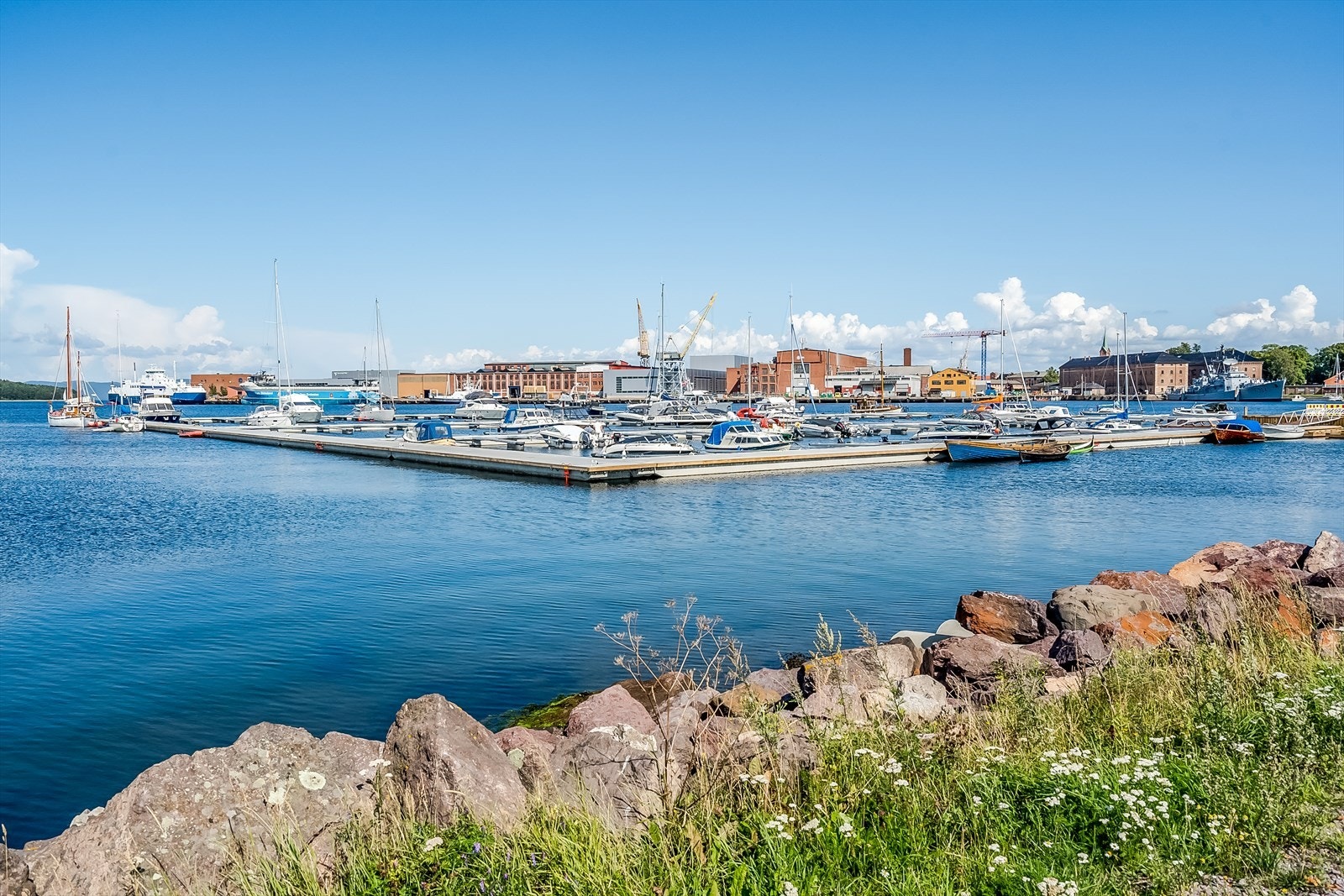 Badeplass og Bankløkka småbåthavn ligger nedenfor ved Indre havn. Galleribilde
