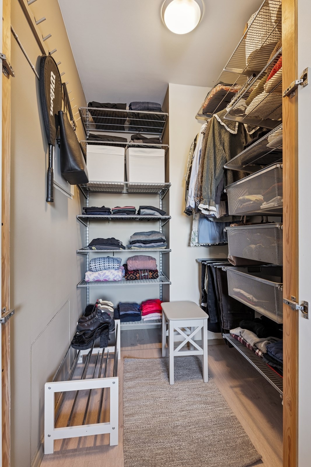 Walk in closet med innredning / bod. Galleribilde