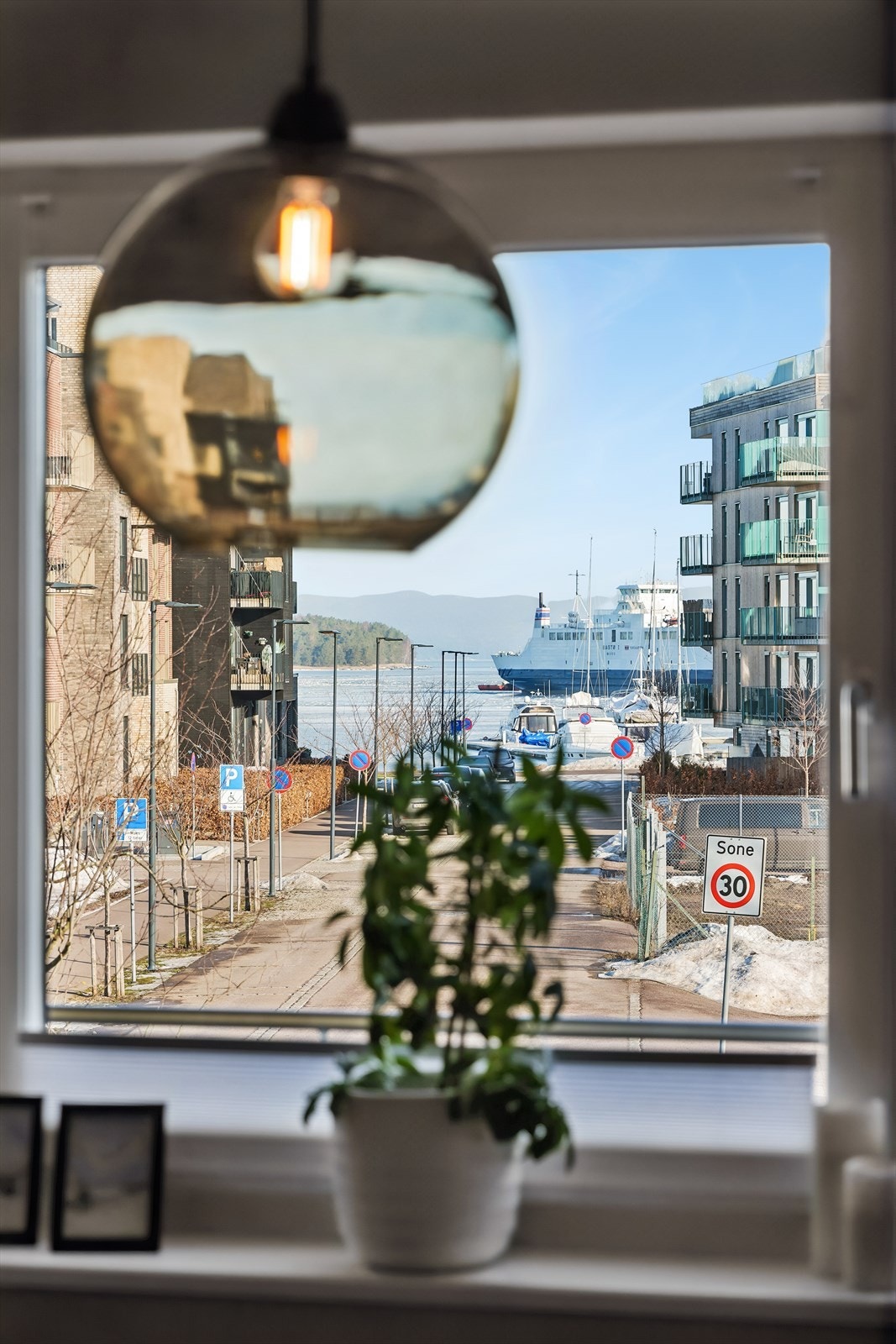 Nyt sjøgløtt til Indre havn fra stuen. Galleribilde