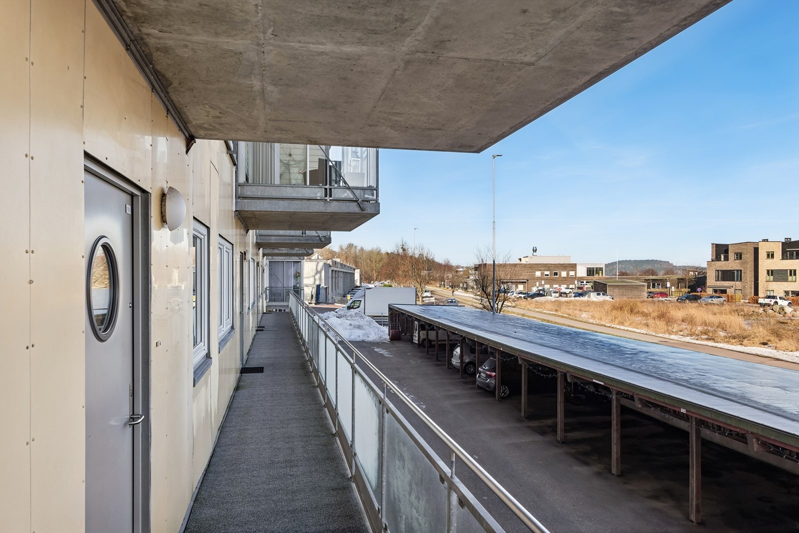 Inngangsparti med svalgang og adkomst via trapp eller heis. Galleribilde
