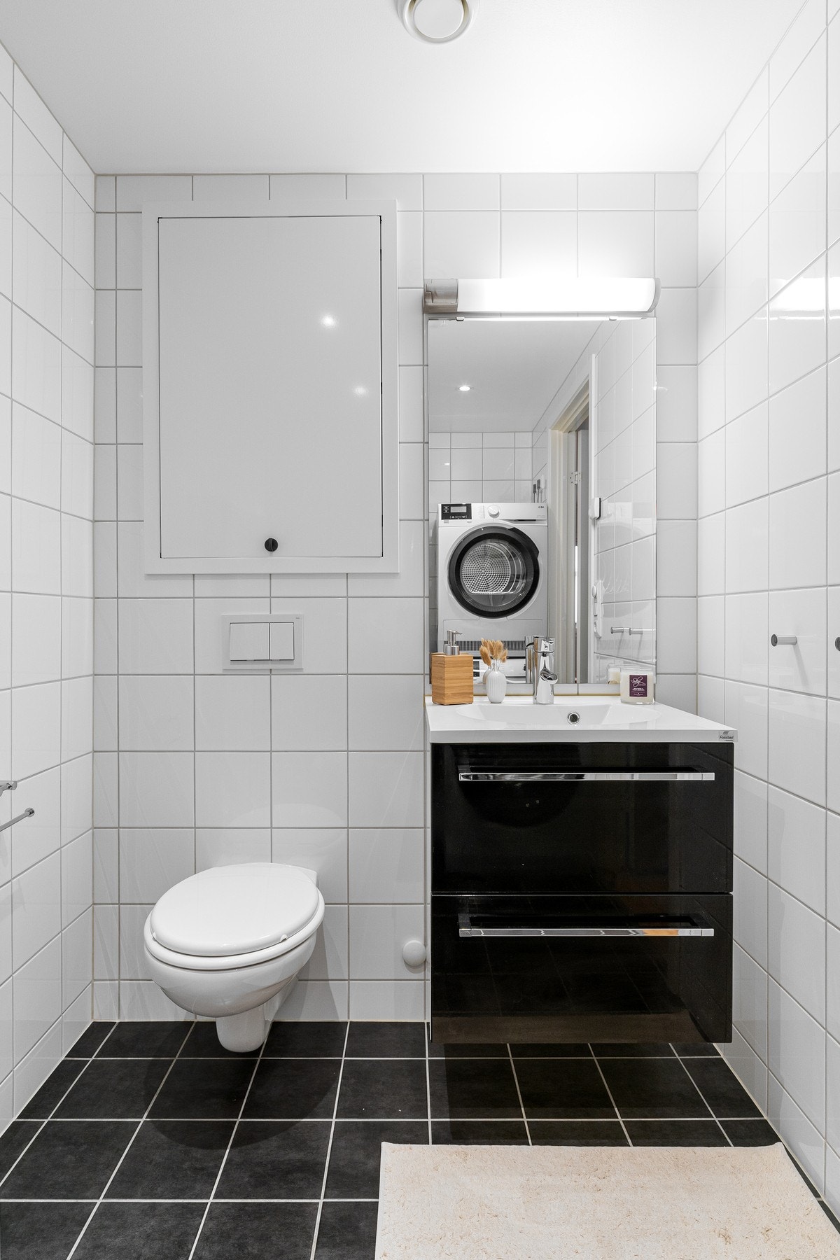 Badet er helfliset og har vannbåren gulvvarme. Galleribilde