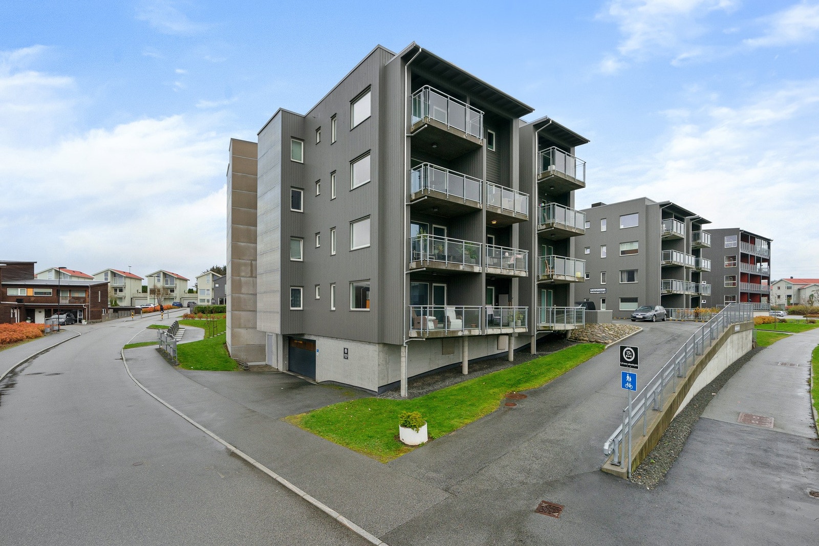 Her har man nærhet til barnehager, skoler, friluftsområder og offentlig kommunikasjon. Galleribilde