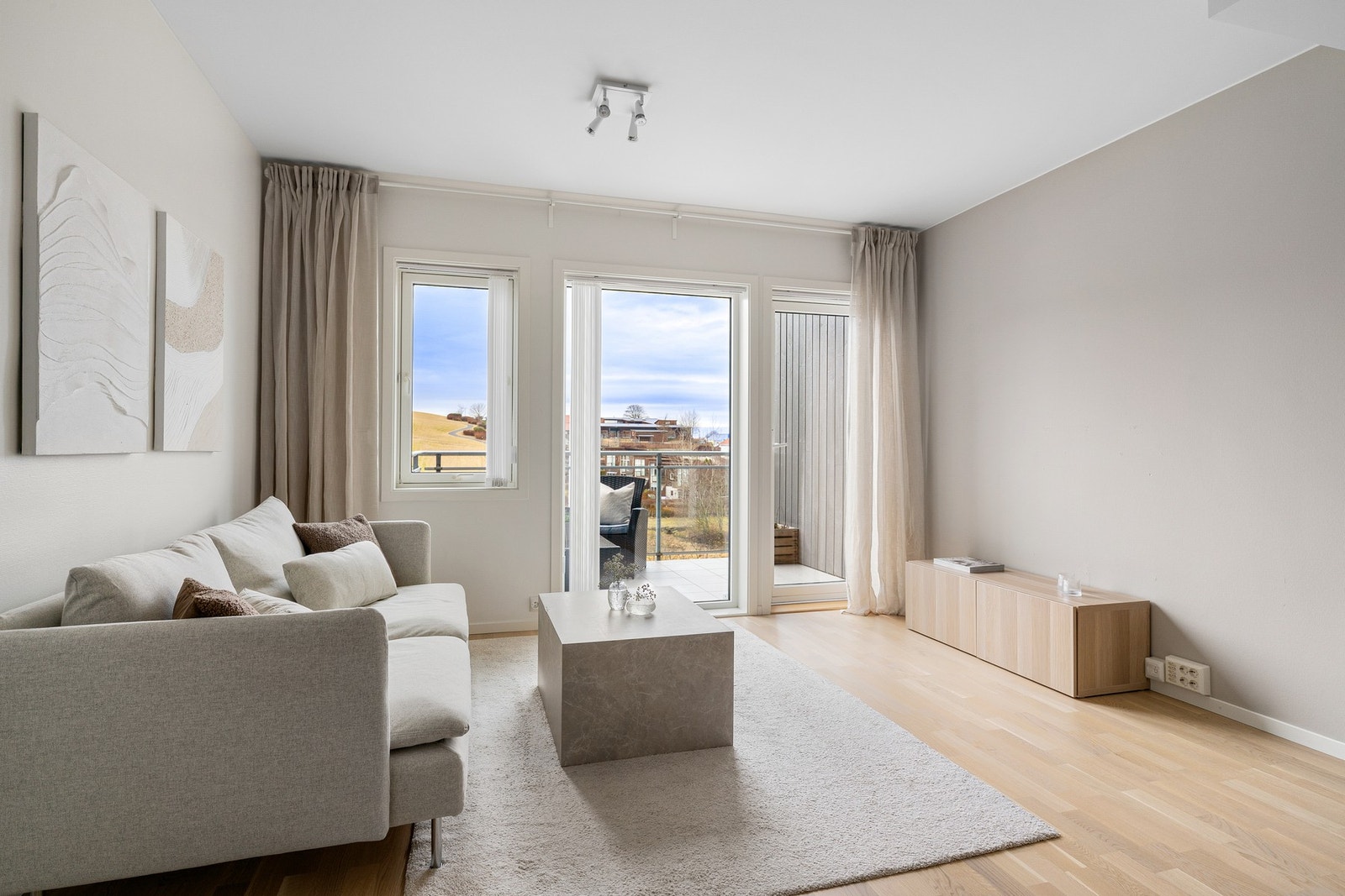 Den åpne løsning gir plass til å innrede rommet i ulike soner med sofa, tv-seksjon og spisebord. Galleribilde