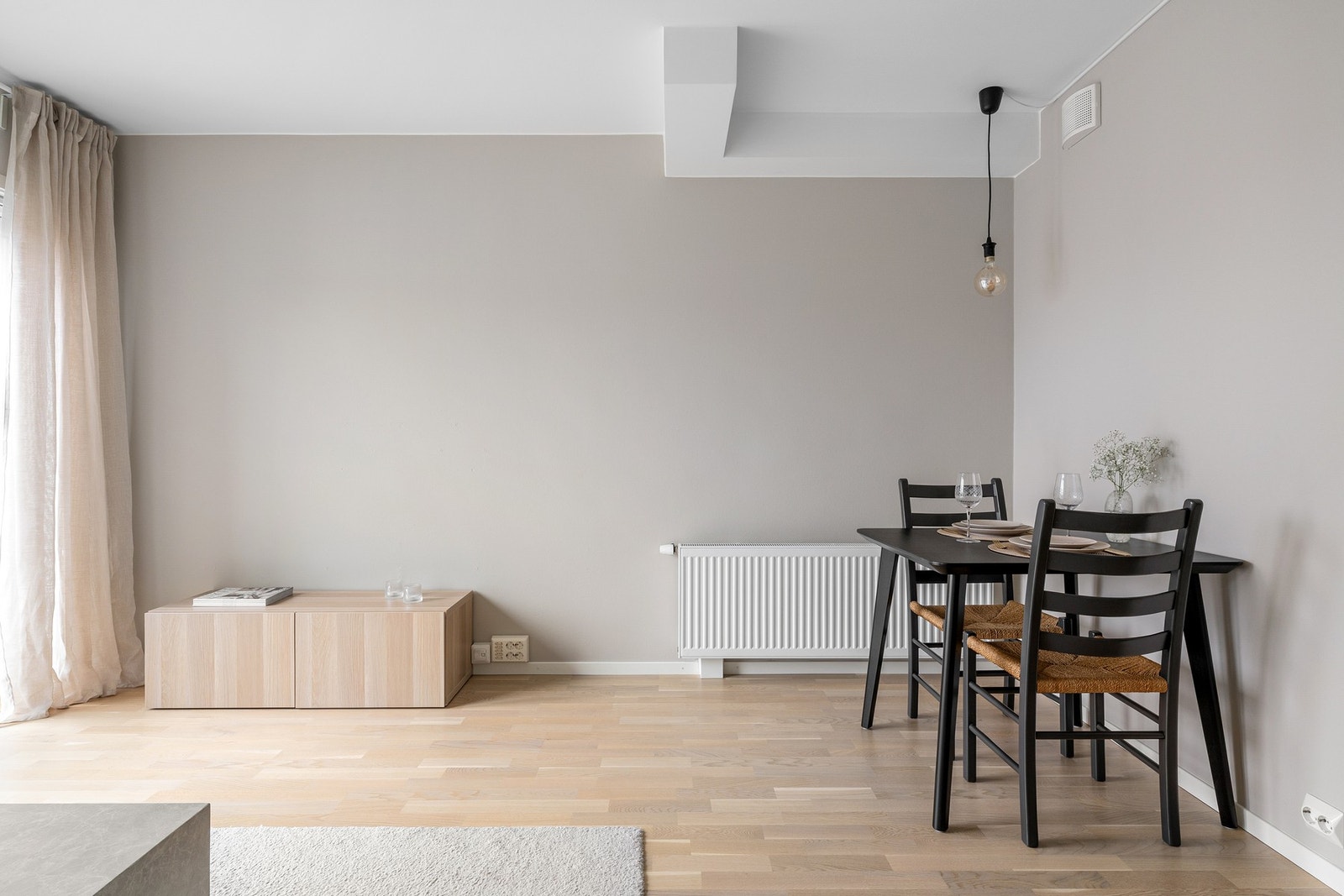 Leiligheten har en gjennomgående standard med parkett og fliser på gulvene, samt malt strie tapet på veggflater. Galleribilde