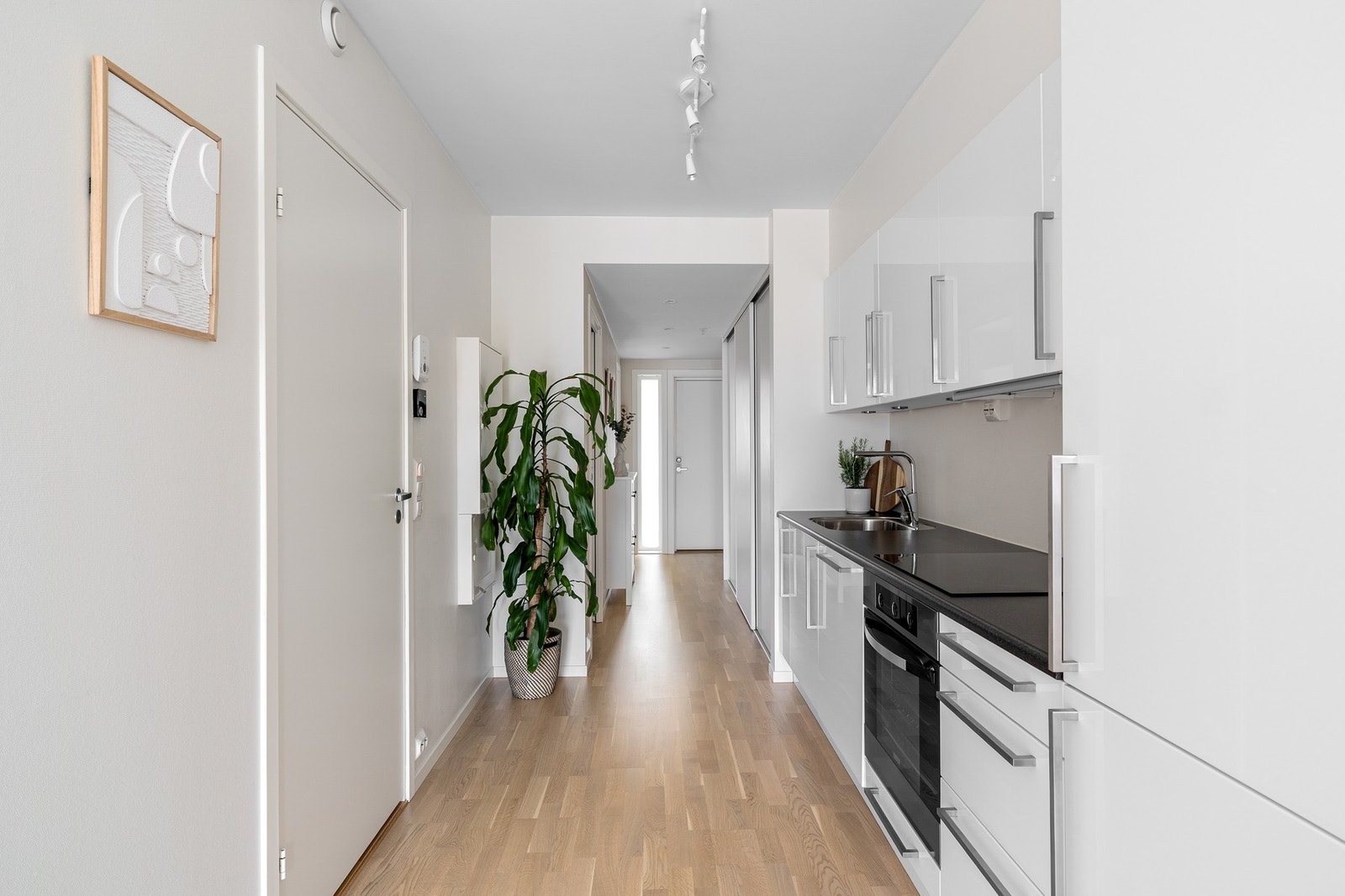 Kjøkkenet har slette fronter og benkeplate i laminat. Galleribilde