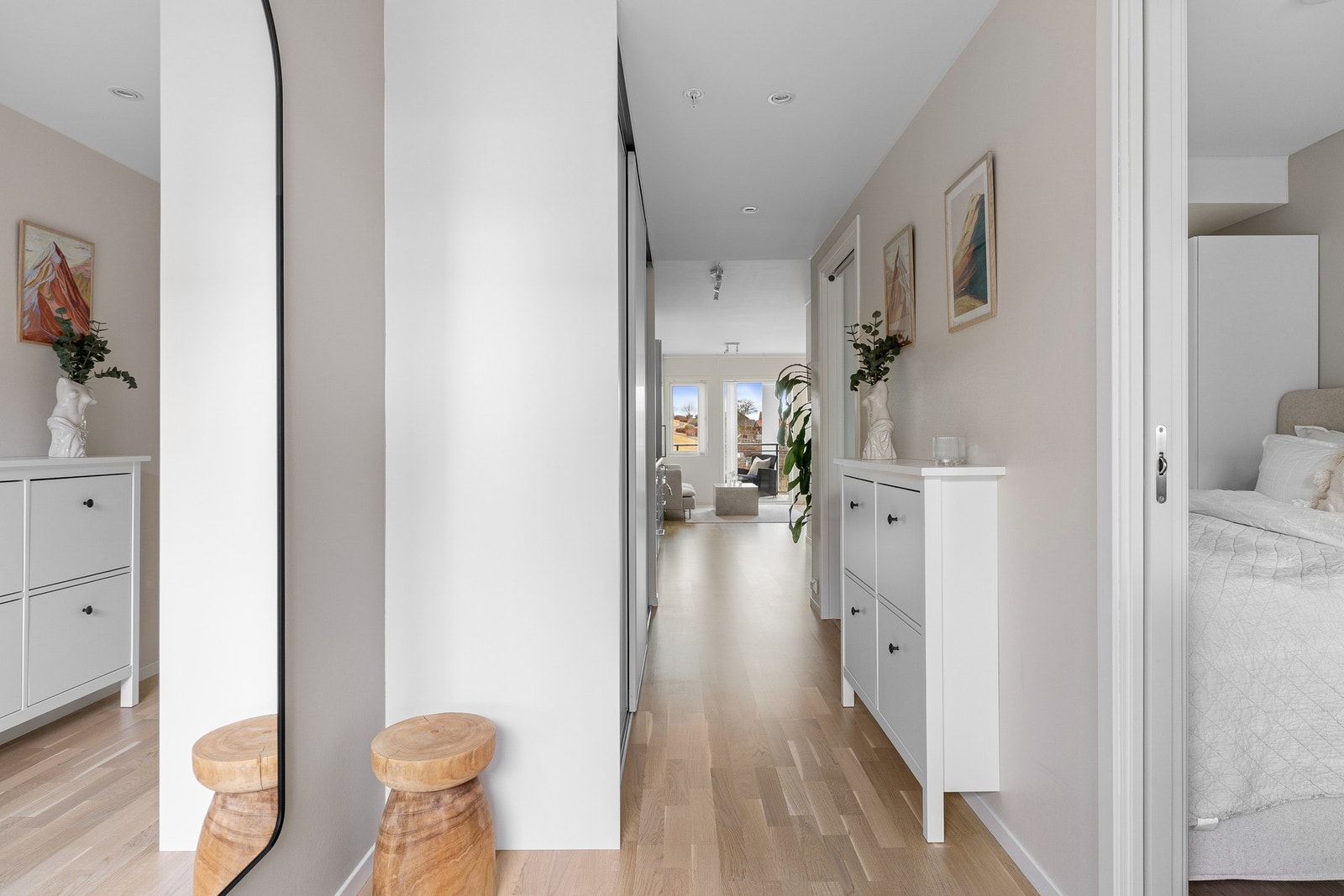 Entreen som venter innenfor gir et godt førsteinntrykk. Her har man god plass til å henge fra seg både yttertøy og sko. Galleribilde