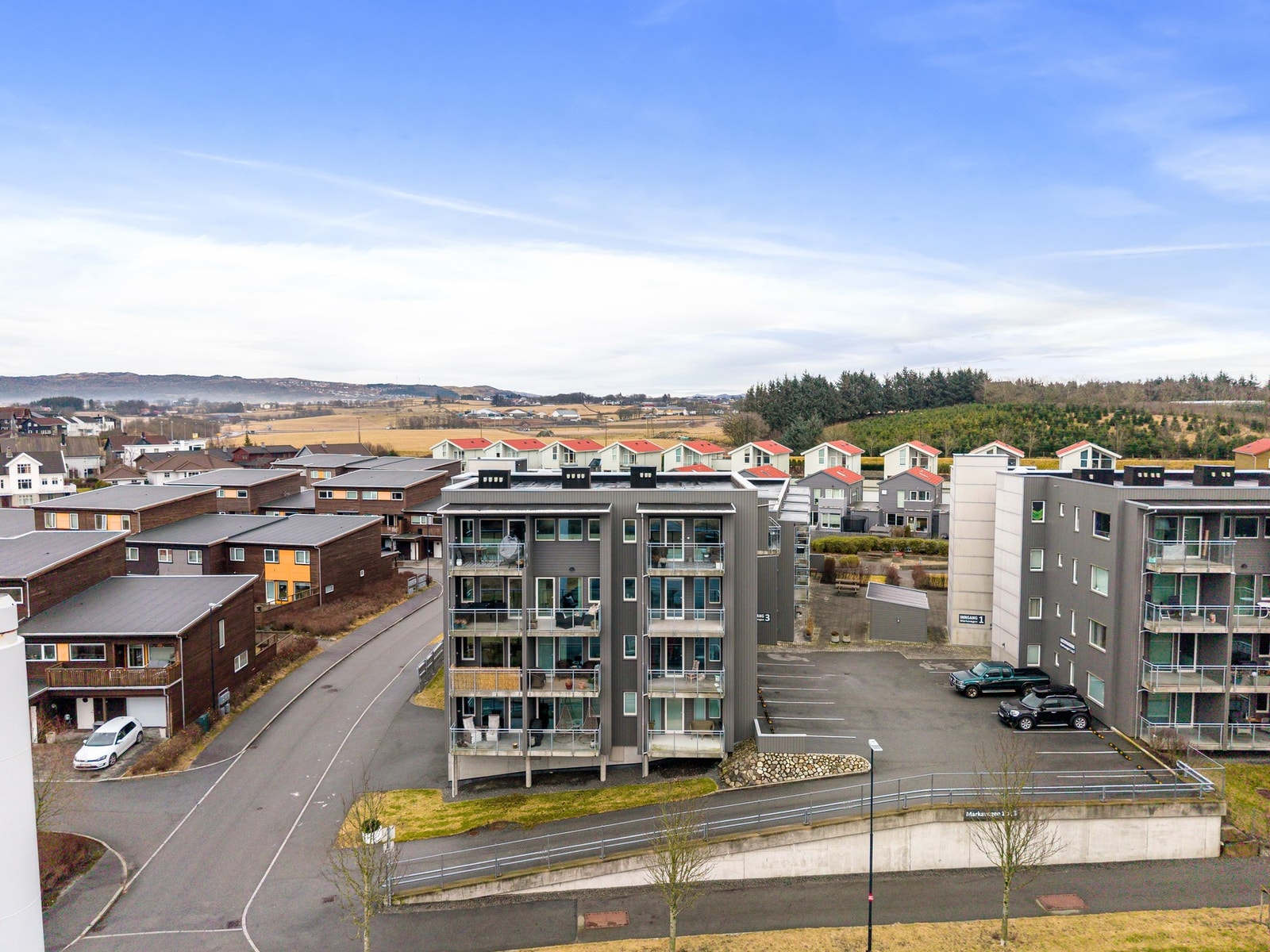 Området har kort vei til flotte tur- og rekreasjonsområder som kan benyttes gjennom hele året hvor "tjødnå" ligger i umiddelbar nærhet til leiligheten. Galleribilde