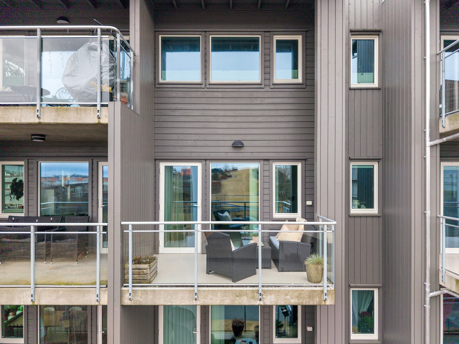 Leilighetens plassering gjør at det ikke er balkong rett over, noe som gir en mer åpen følelse. Galleribilde