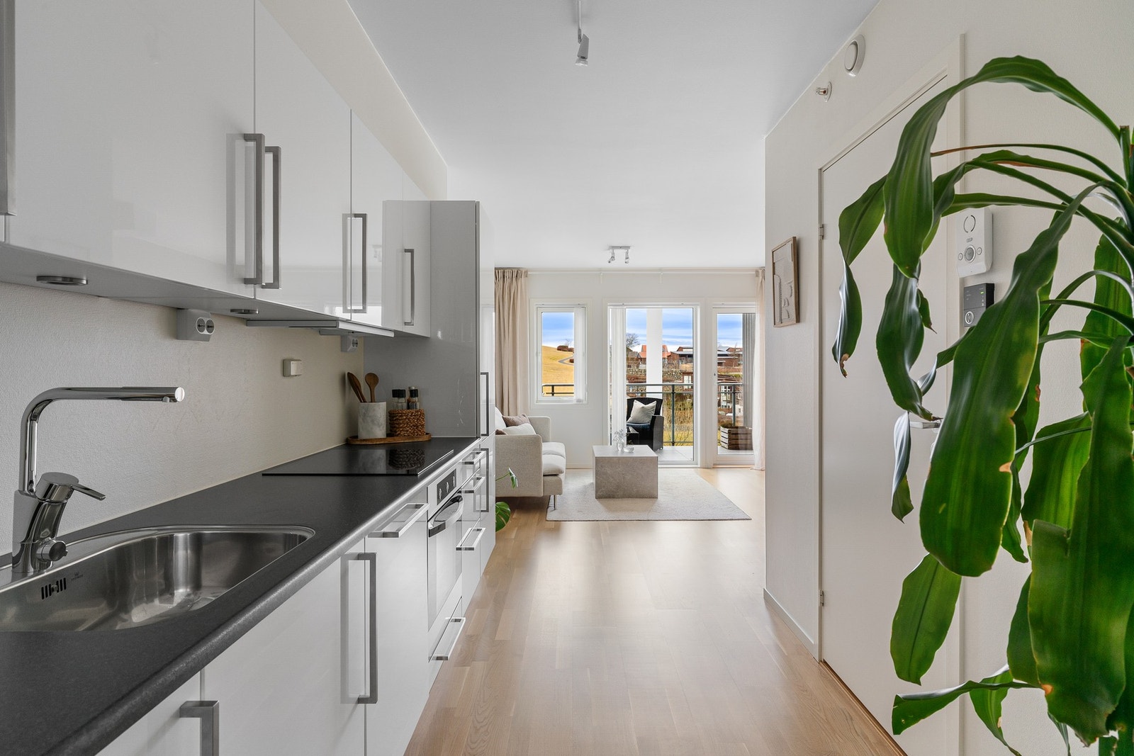 Fra stuen har man utgang til boligens balkong. Galleribilde