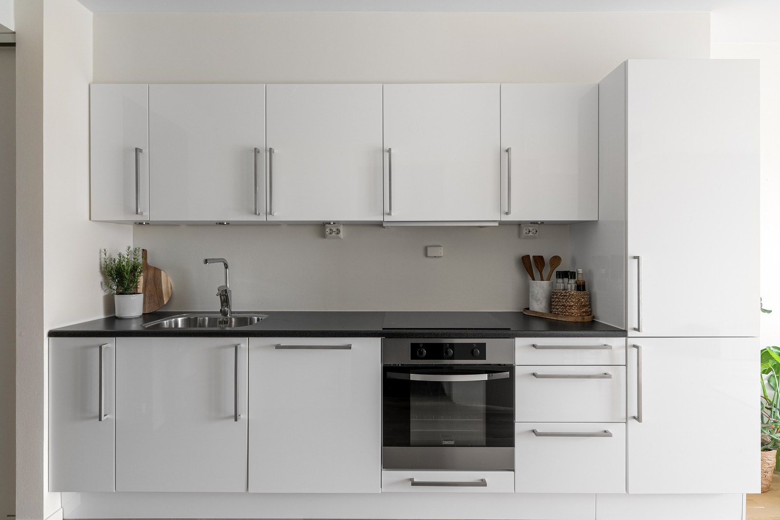 Kjøkkenet er utstyrt med integrerte hvitevarer som kjøleskap, komfyr, platetopp og oppvaskmaskin. Galleribilde