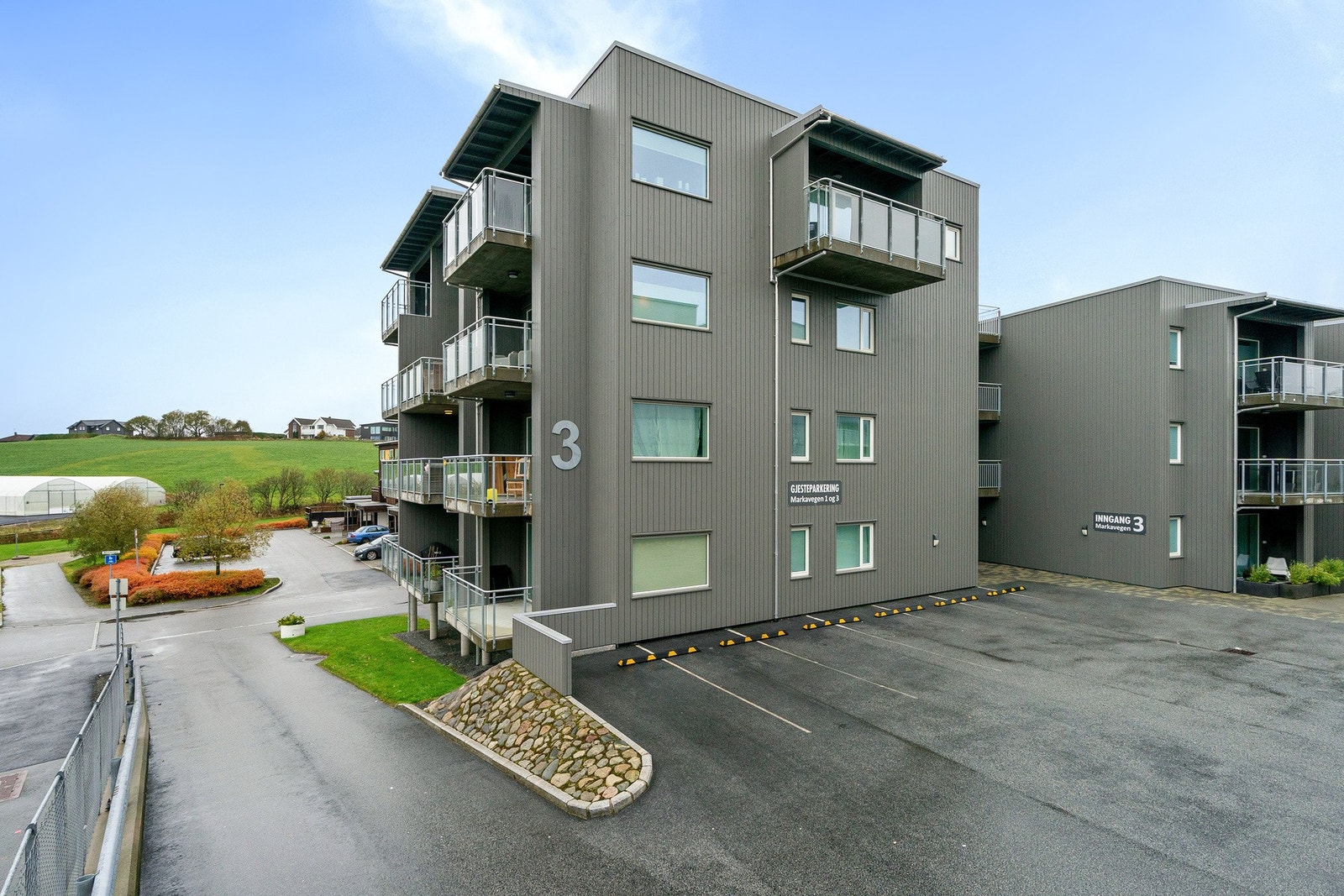 Leiligheten har parkering i lukket garasjeanlegg. Galleribilde