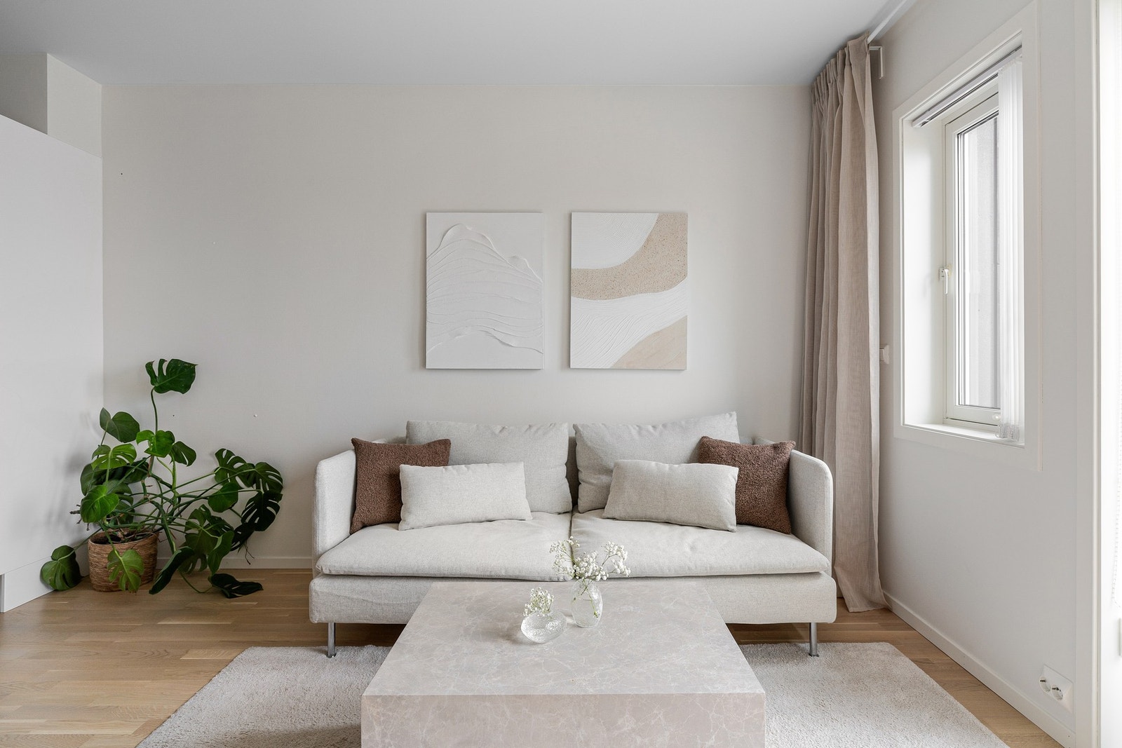 Stuen er malt i lune og behagelige fargetoner. Galleribilde