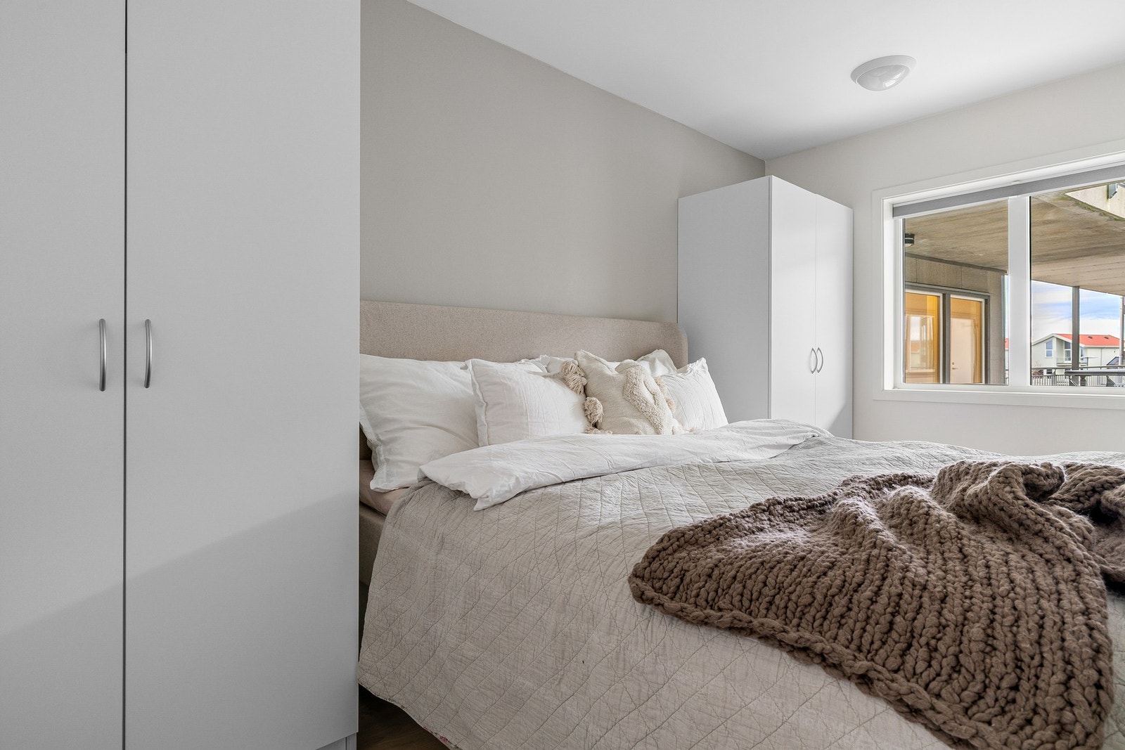 Soverommet er av god størrelse med plass til både dobbeltseng og garderobeløsning. Galleribilde