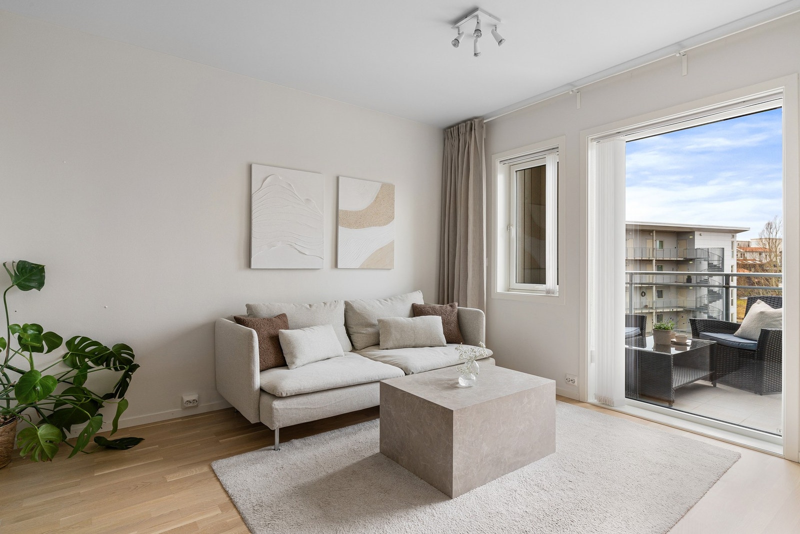 Store vindusflater er gjennomgående i rommet og gir meget godt lysinnslipp. Galleribilde