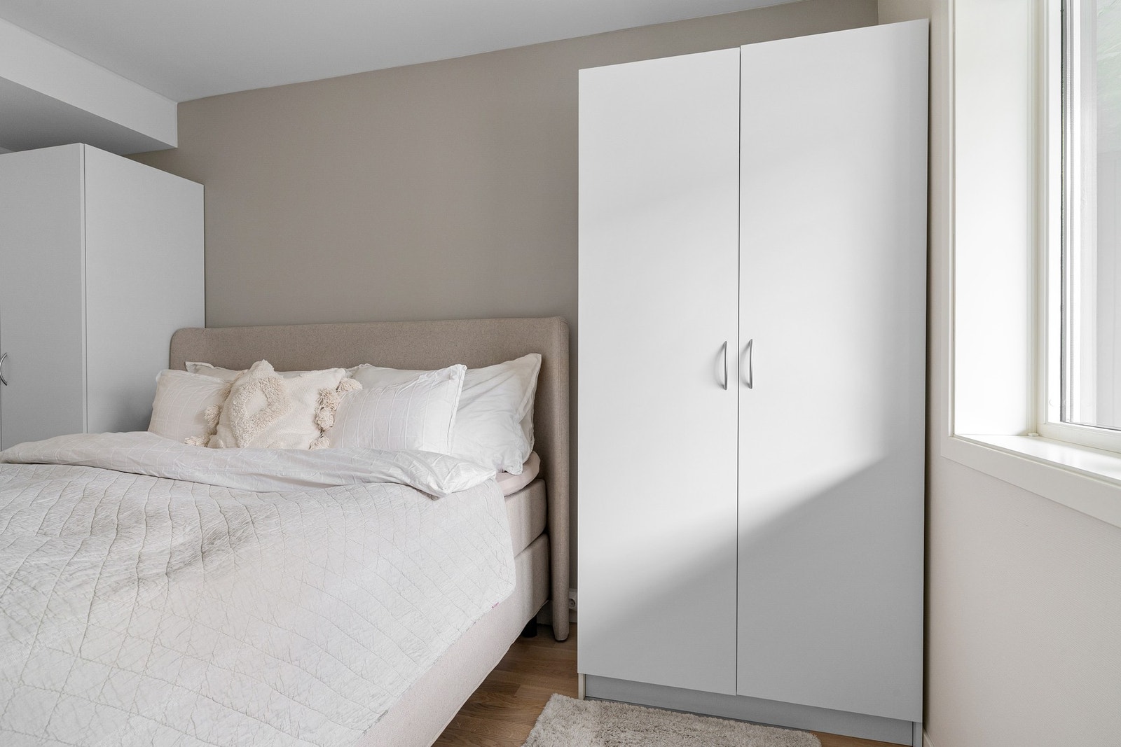 Med nøytrale overflater, er rommet lett å møblere og tilpasse etter egne ønsker. Galleribilde