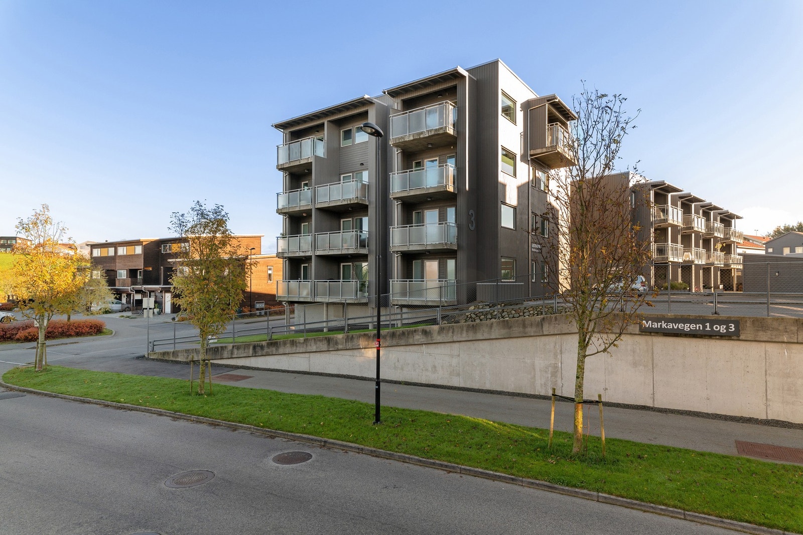 Fellesområdet er pent opparbeidet med plen, hekker, trær og prydbusker. Galleribilde