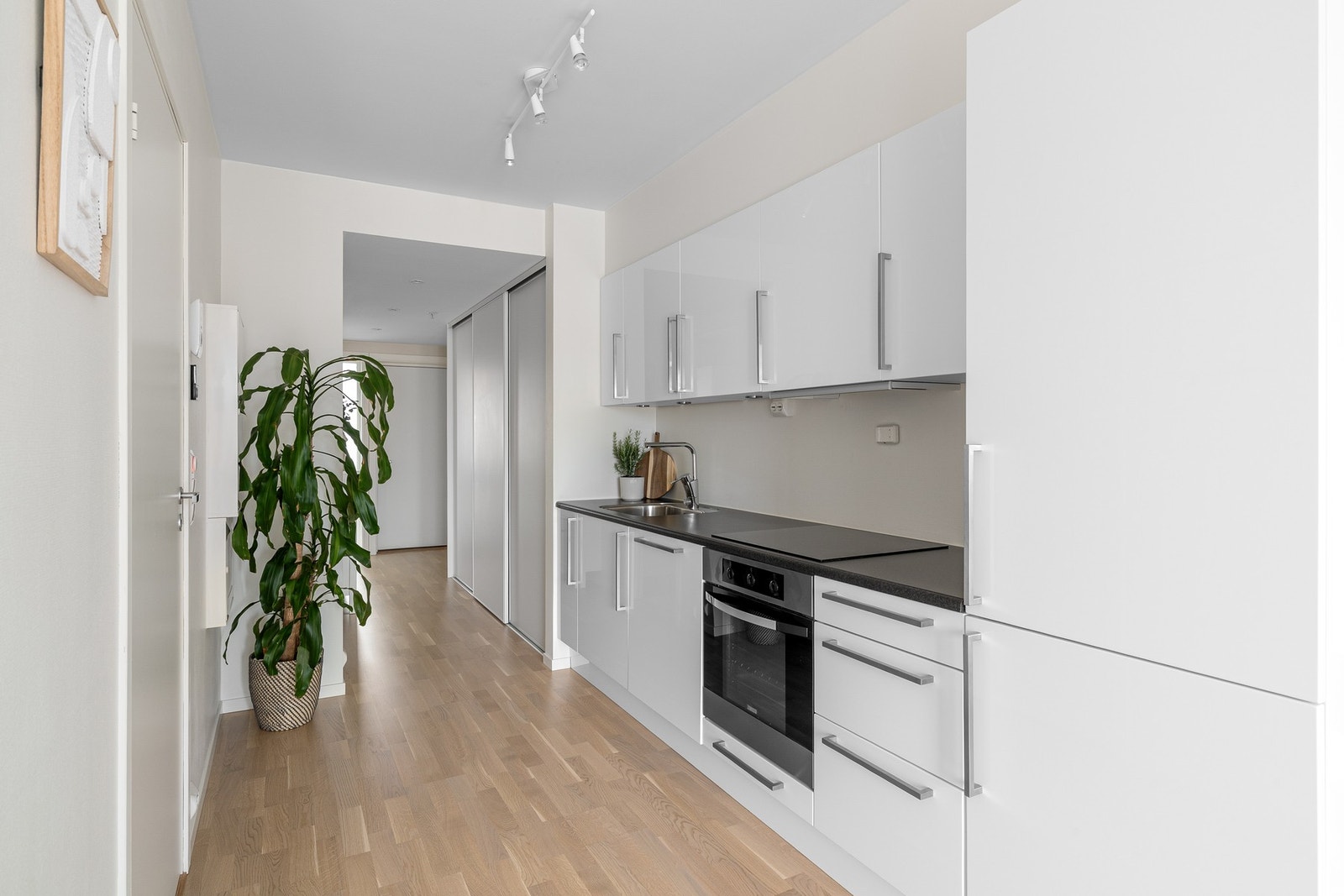 Boligen har et stilrent og funksjonelt kjøkken med tidløs innredning Galleribilde